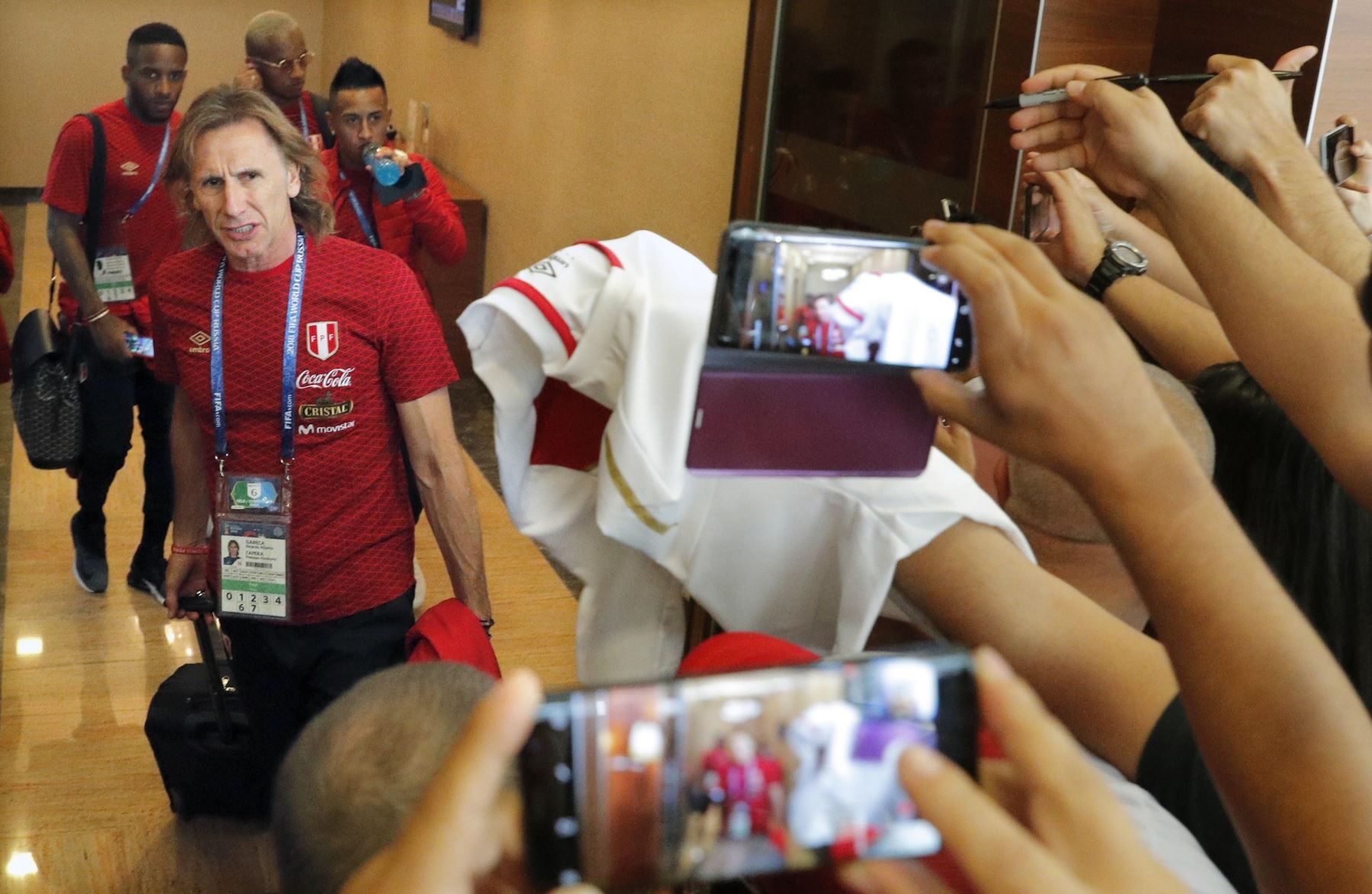 El entrenador de Perú, Ricardo Gareca, a la salida del hotel de Moscú hacia Ekaterimburgo, de cara al próximo partido frente a Francia, en el Mundial Rusia 2018. Foto: EFE