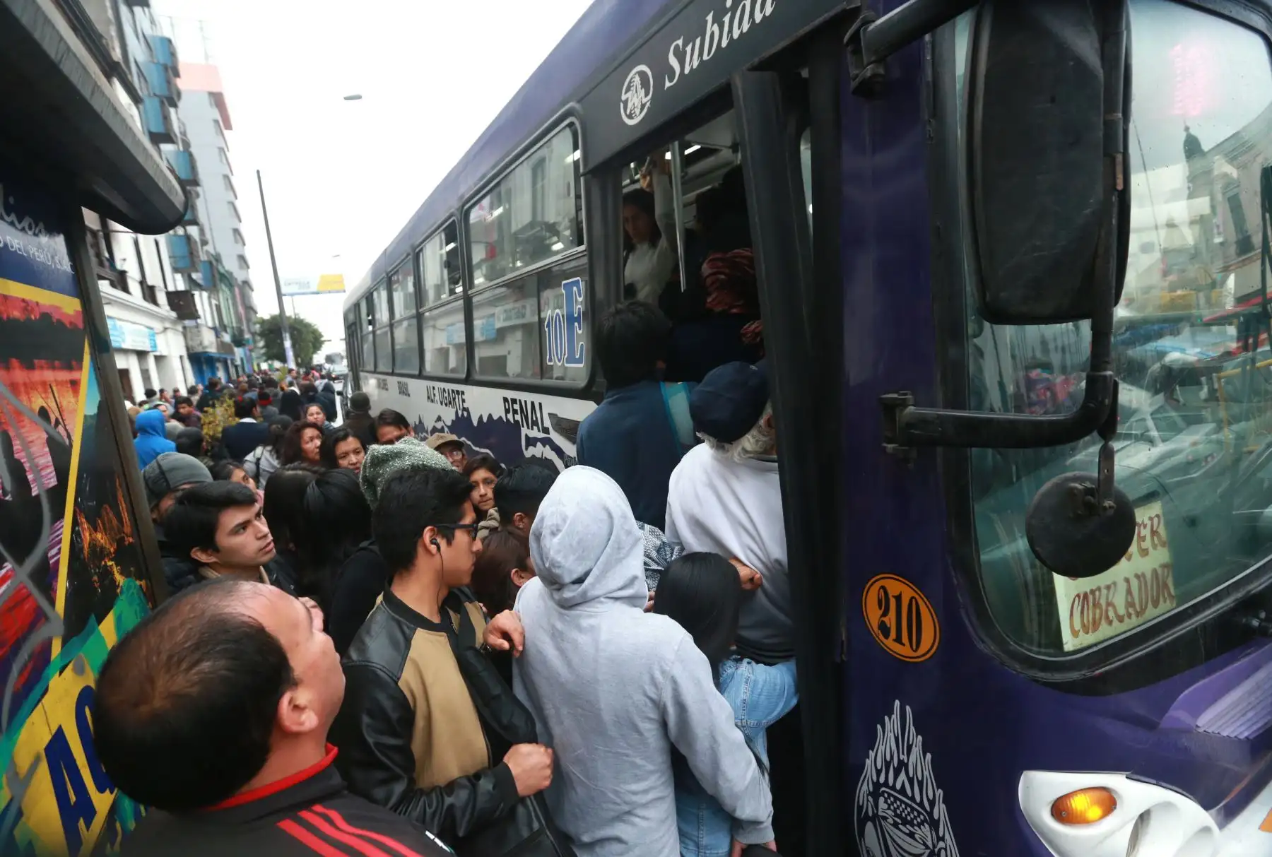 Las empresas de transporte urbano de pasajeros acata el paro de 24 horas .Foto: ANDINA/Norman Córdova