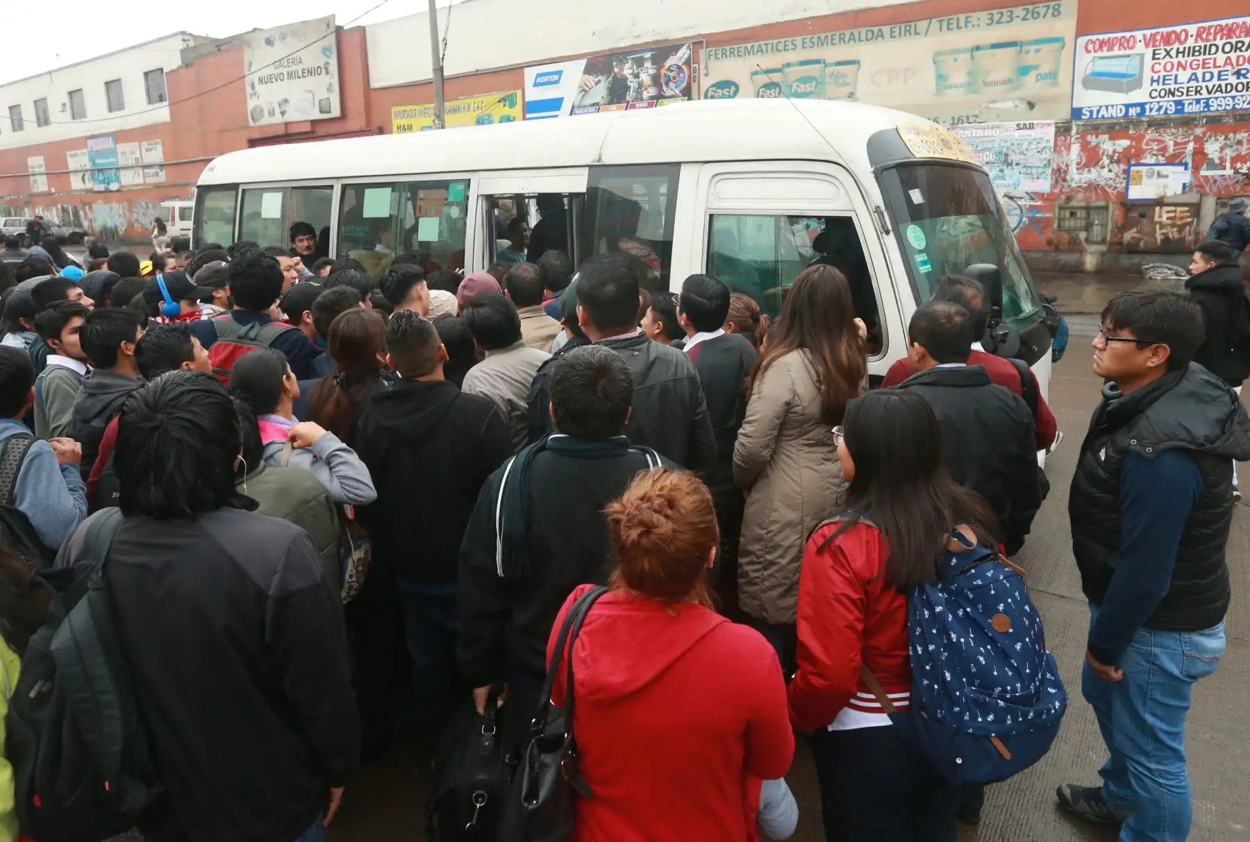 Las empresas de transporte urbano de pasajeros acata el paro de 24 horas .Foto: ANDINA/Norman Córdova