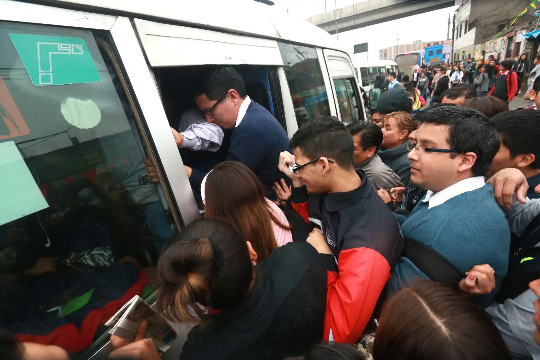 Las empresas de transporte urbano de pasajeros acata el paro de 24 horas .Foto: ANDINA/Norman Córdova