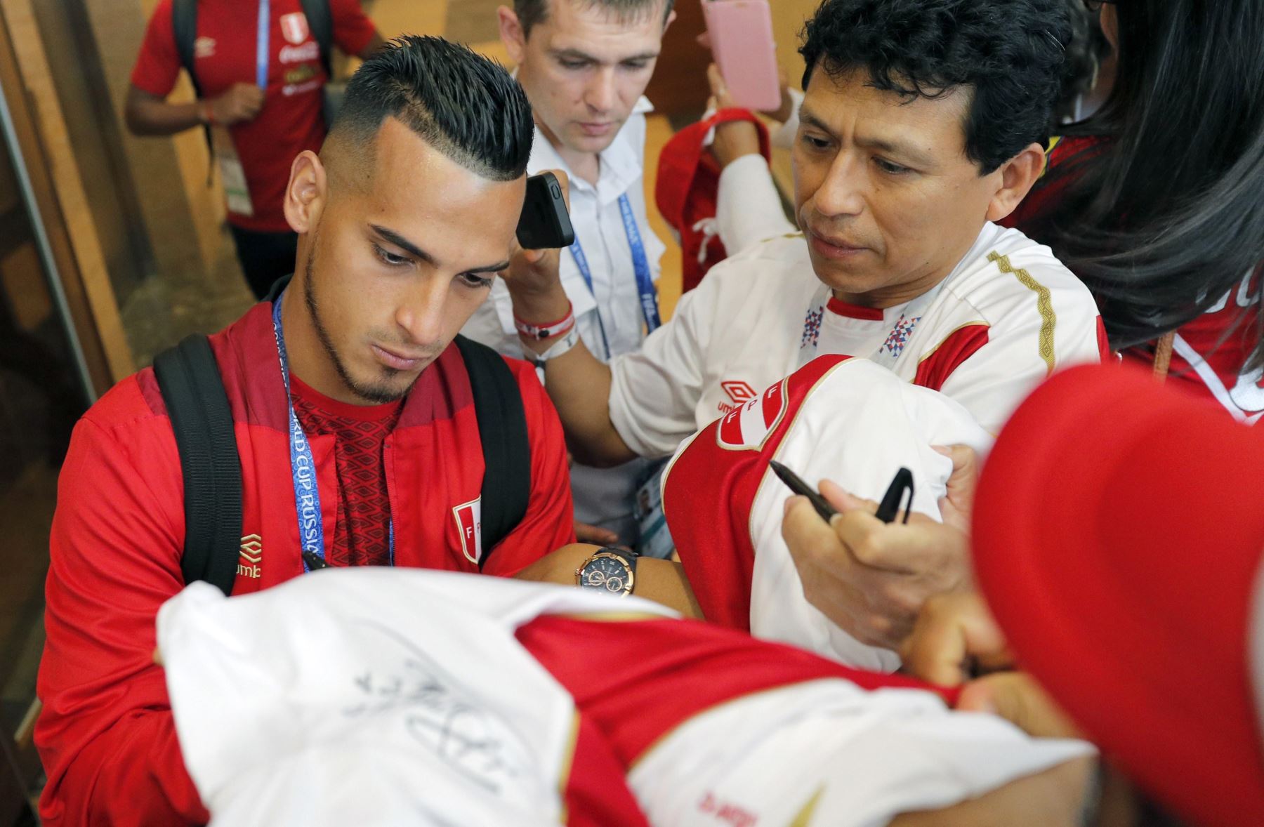 El jugador Miguel Trauco firma autógrafos a los seguidores a la salida del hotel de Moscú hacia Ekaterimburgo, de cara al próximo partido frente a Francia, en el Mundial Rusia 2018.Foto: EFE