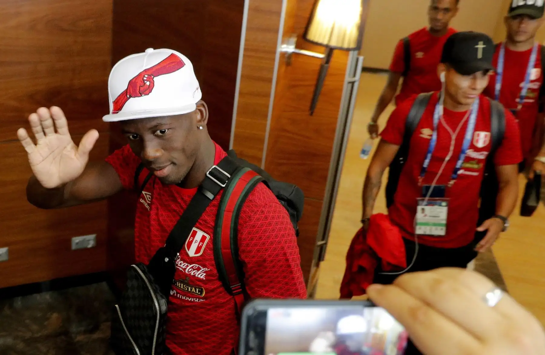 MUNO1 MOSC⁄ (RUSIA) 19/06/2018.- El jugador Luis Advíncula saluda a los seguidores a la salida del hotel de Moscú hacia Ekaterimburgo, de cara al próximo partido frente a Francia, en el Mundial Rusia 2018. .Foto: EFE