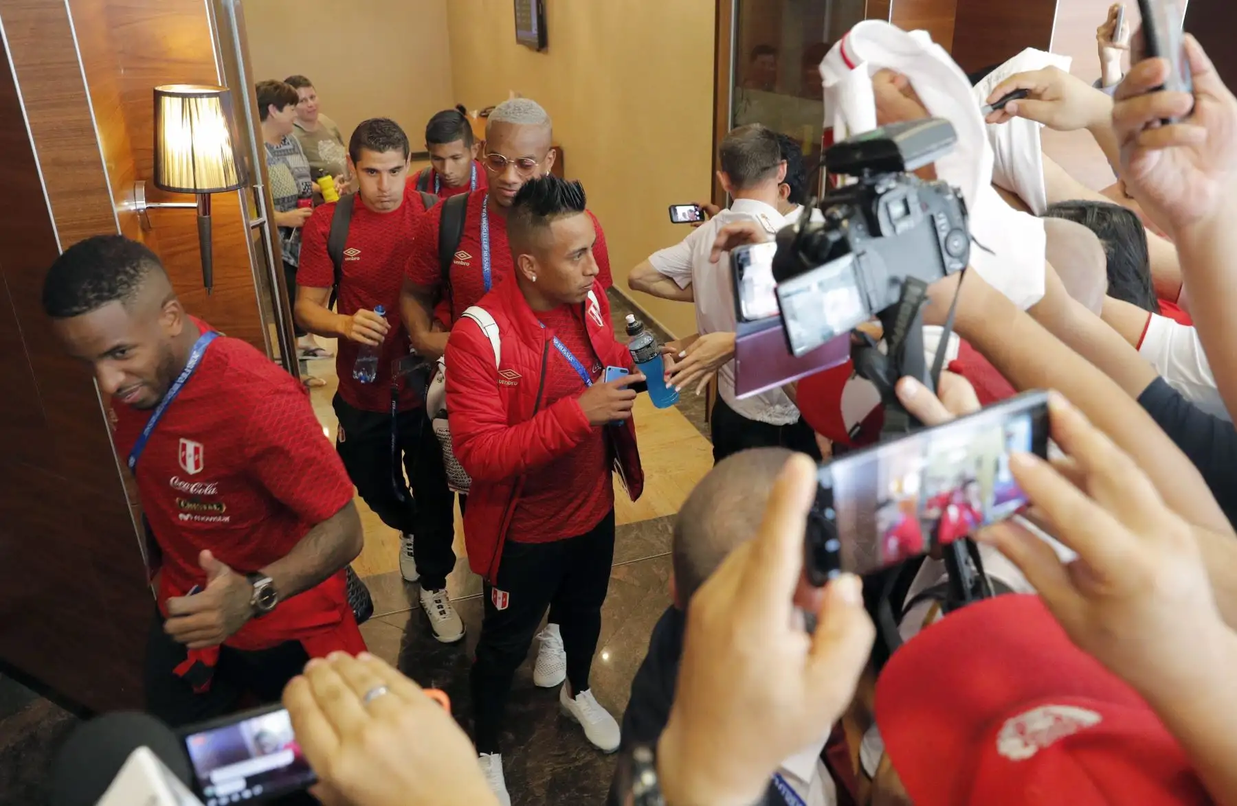 MUNO1 MOSC⁄ (RUSIA) 19/06/2018.- El jugador Christian Cueva (c) y sus compañeros firman autógrafos a los seguidores a la salida del hotel de Moscú hacia Ekaterimburgo, de cara al próximo partido frente a Francia, en el Mundial Rusia 2018.Foto: EFE