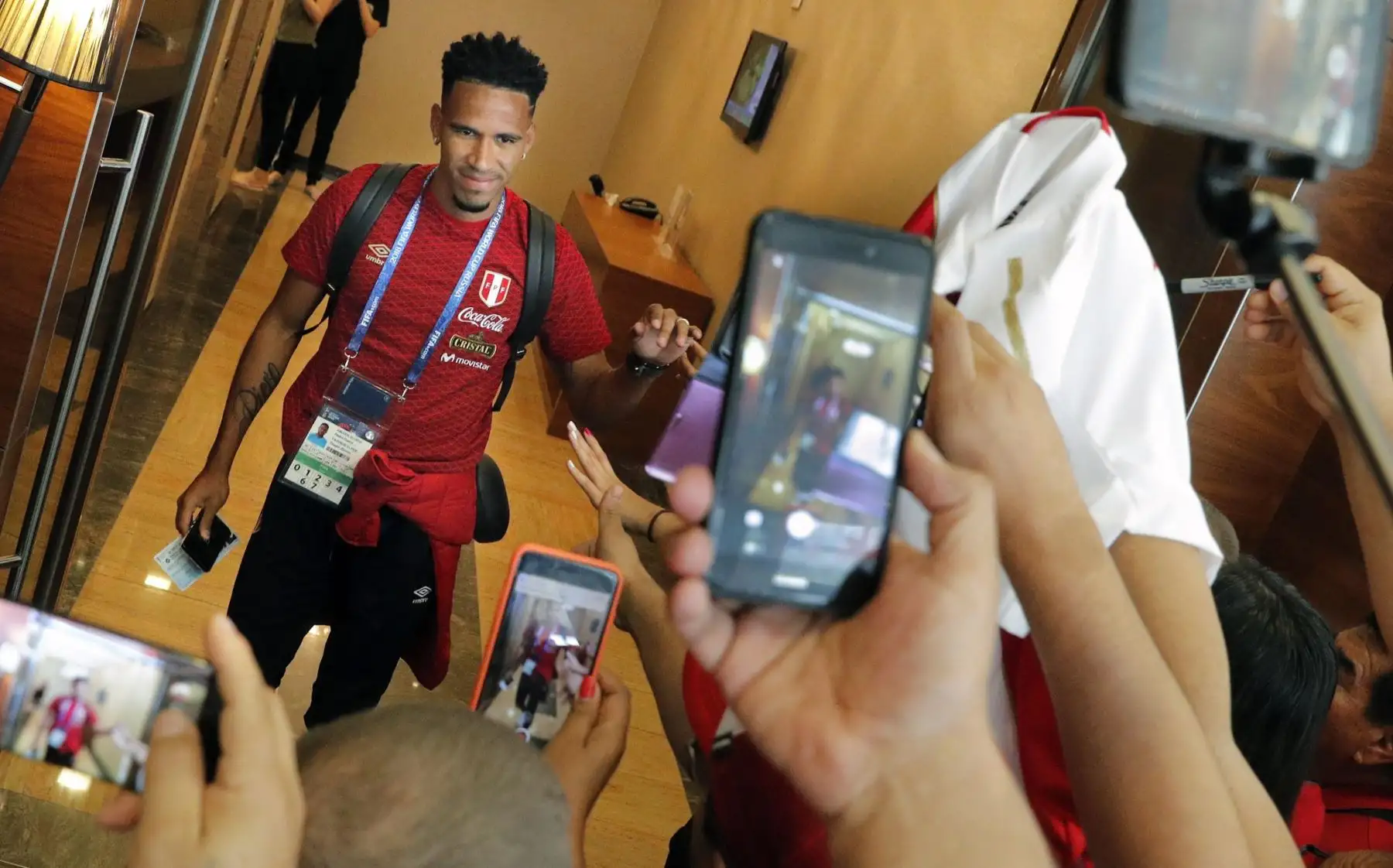 El arquero de la selección peruana Pedro Gallese saluda a los seguidores a la salida del hotel de Moscú hacia Ekaterimburgo, de cara al próximo partido frente a Francia, en el Mundial Rusia 2018.Foto. EFE