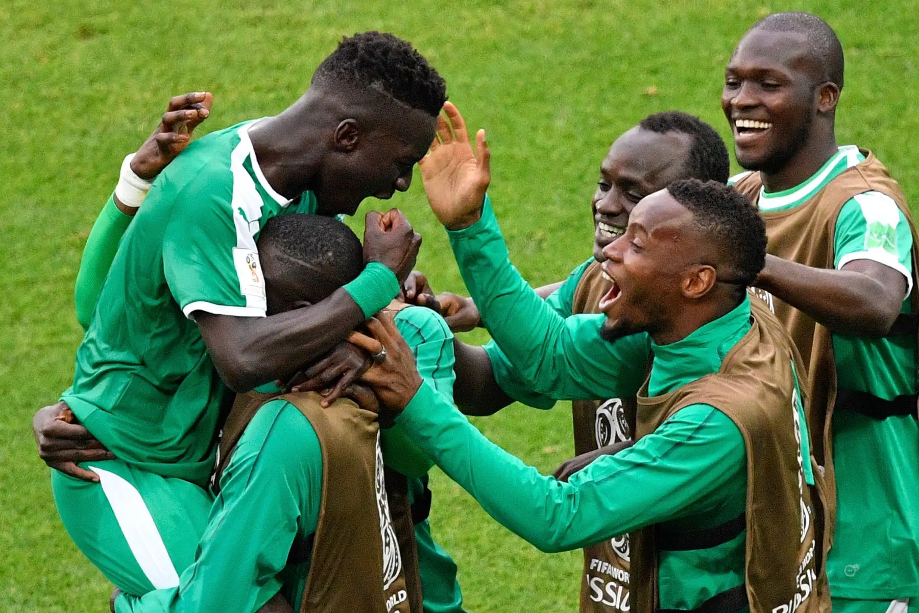 El centrocampista Senegal Idrissa Gana Gueye (L) celebra con sus compañeros después de que su disparo fue desviado para un autogol del defensor Thiago Rangel Cionek para el primer gol de Senegal durante el partido de fútbol del Grupo H de la Copa Mundial Rusia 2018 entre Polonia y Senegal en el Spartak Stadium en Moscú el 19 de junio de 2018. / AFP