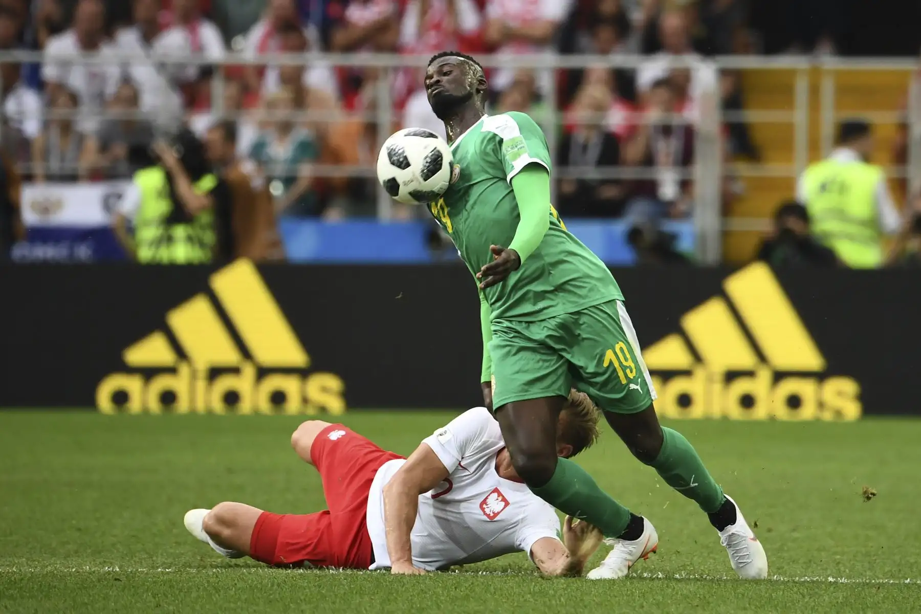 El defensor polaco Lukasz Piszczek (L) compite por el balón con el delantero senegalés Mbaye Niang (R) durante el partido de fútbol Rusia 2018 Grupo H entre Polonia y Senegal en el Spartak Stadium de Moscú el 19 de junio de 2018. / AFP