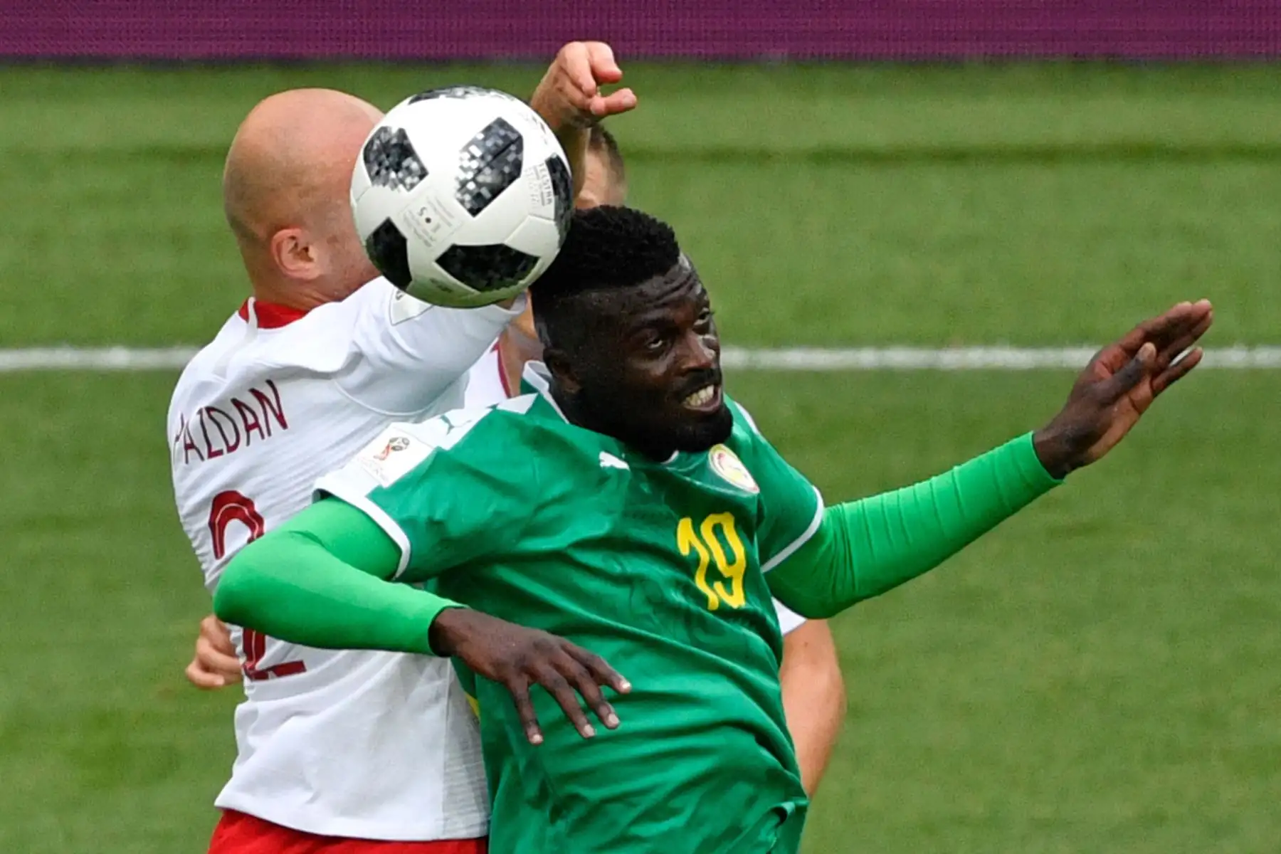 El defensor polaco Michal Pazdan (izq.) Se enfrentará al delantero senegalés Mbaye Niang (R) durante el partido de fútbol ruso Rusia 2018 Grupo H entre Polonia y Senegal en el estadio Spartak de Moscú el 19 de junio de 2018. / AFP