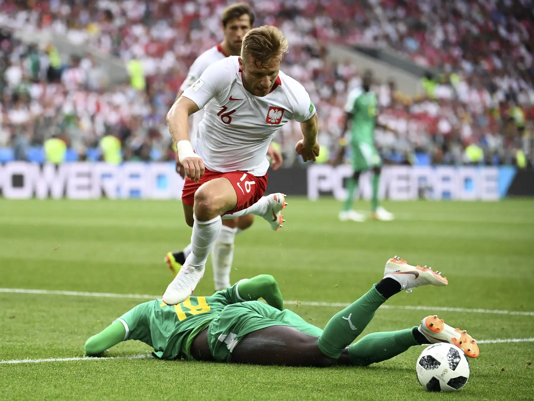 El defensor polaco Michal Pazdan (izq.) Se enfrentará al delantero senegalés Mbaye Niang (R) durante el partido de fútbol ruso Rusia 2018 Grupo H entre Polonia y Senegal en el estadio Spartak de Moscú el 19 de junio de 2018. / AFP