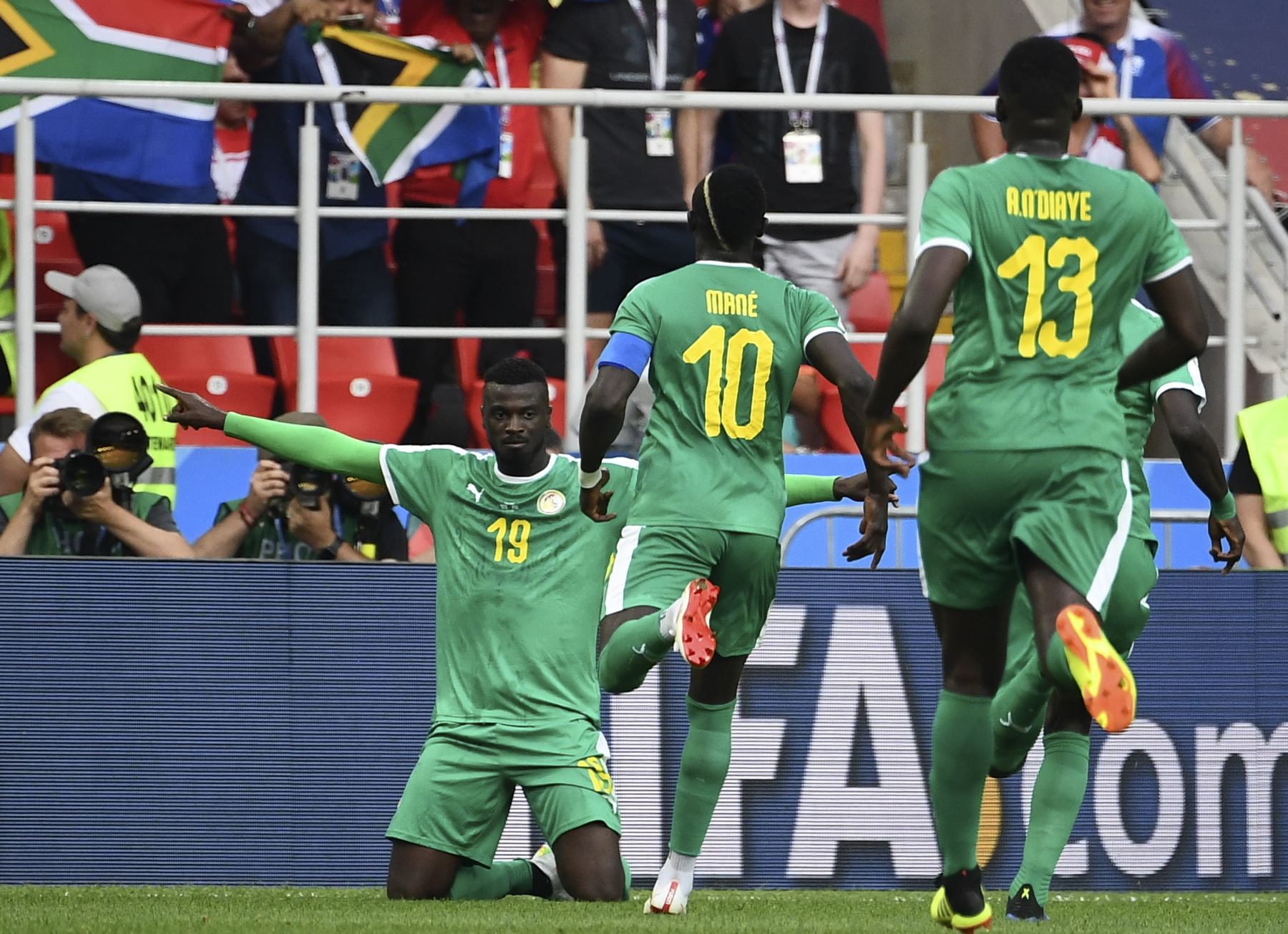 El alero Mbaye Niang (R) de Senegal celebra después de anotar su segundo gol durante el partido de fútbol del Grupo H de la Copa del Mundo Rusia 2018 entre Polonia y Senegal en el Estadio Spartak de Moscú el 19 de junio de 2018. AFP