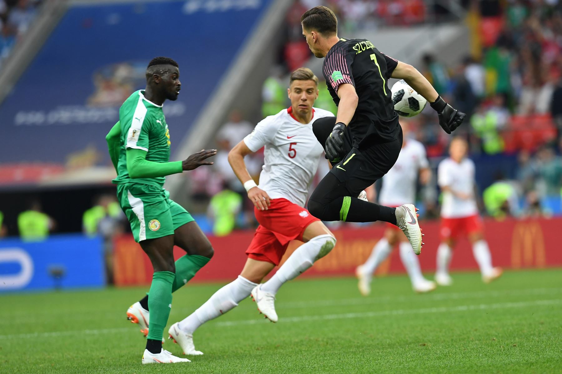 El portero de Polonia Wojciech Szczesny (R) pierde el balón durante el partido de fútbol Rusia 2018 del Grupo H entre Polonia y Senegal en el Spartak Stadium de Moscú el 19 de junio de 2018. AFP