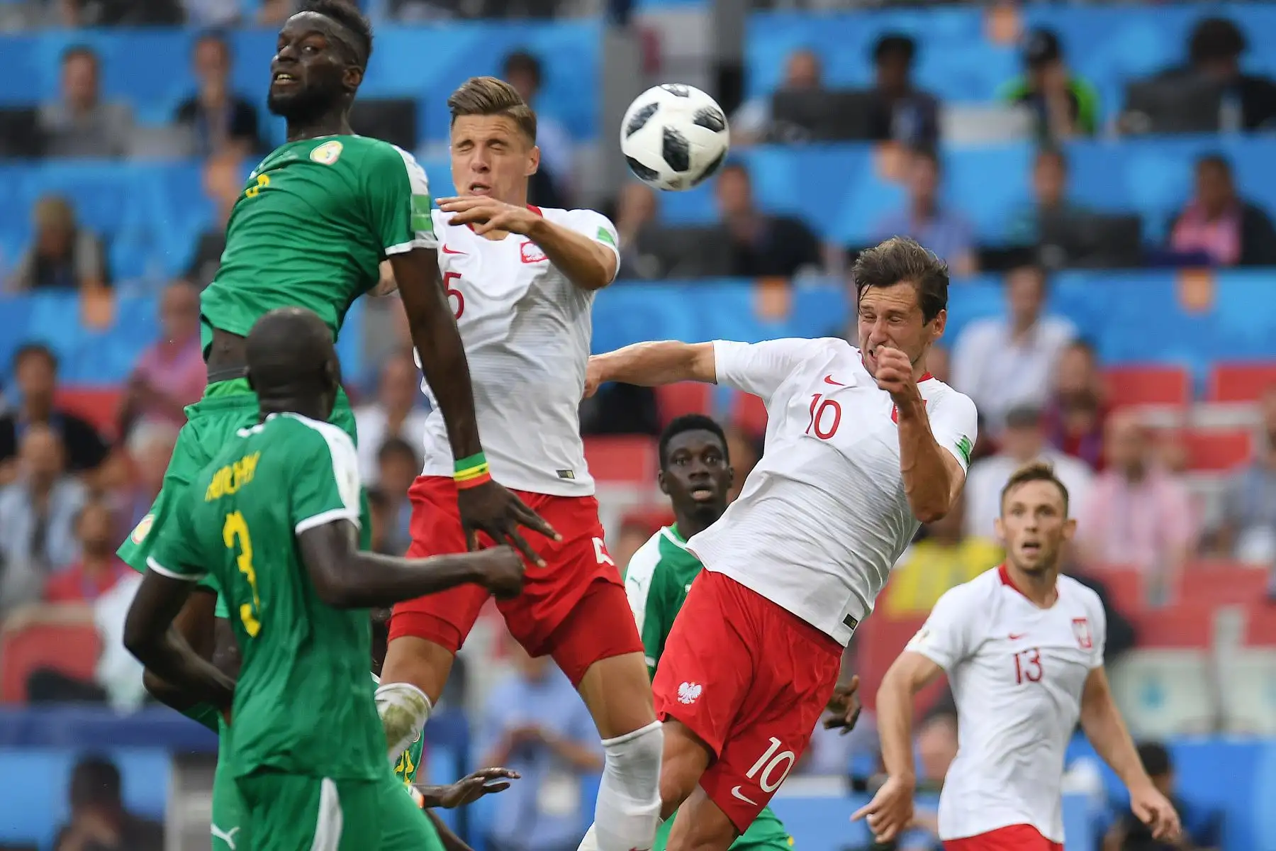 El centrocampista polaco Grzegorz Krychowiak (2R) anota un cabezazo durante el partido de fútbol Rusia 2018 del Grupo H entre Polonia y Senegal en el Spartak Stadium de Moscú el 19 de junio de 2018. /AFP
