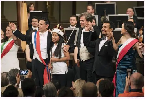 Juan Diego y la pequeña Diana, beneficiaria del programa Sinfonía por el Perú.