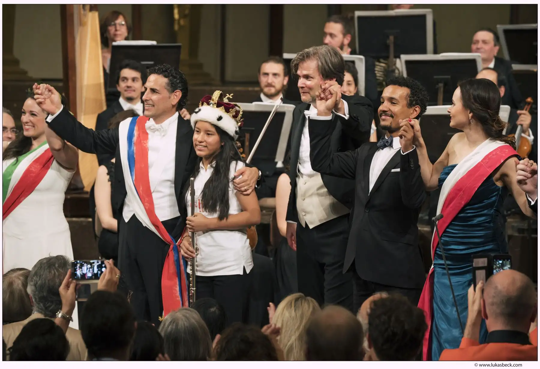 Juan Diego y la pequeña Diana, beneficiaria del programa Sinfonía por el Perú.