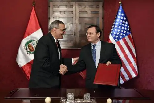 Firma de memorándum de entendimiento para el combate al terrorismo entre Perú y Estados Unidos, a cargo del canciller peruano Néstor Popolizio, y el embajador estadounidense en Lima, Krishna Urs.