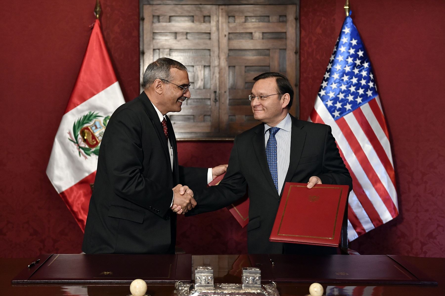 Firma de memorándum de entendimiento para el combate al terrorismo entre Perú y Estados Unidos, a cargo del canciller peruano Néstor Popolizio, y el embajador estadounidense en Lima, Krishna Urs.