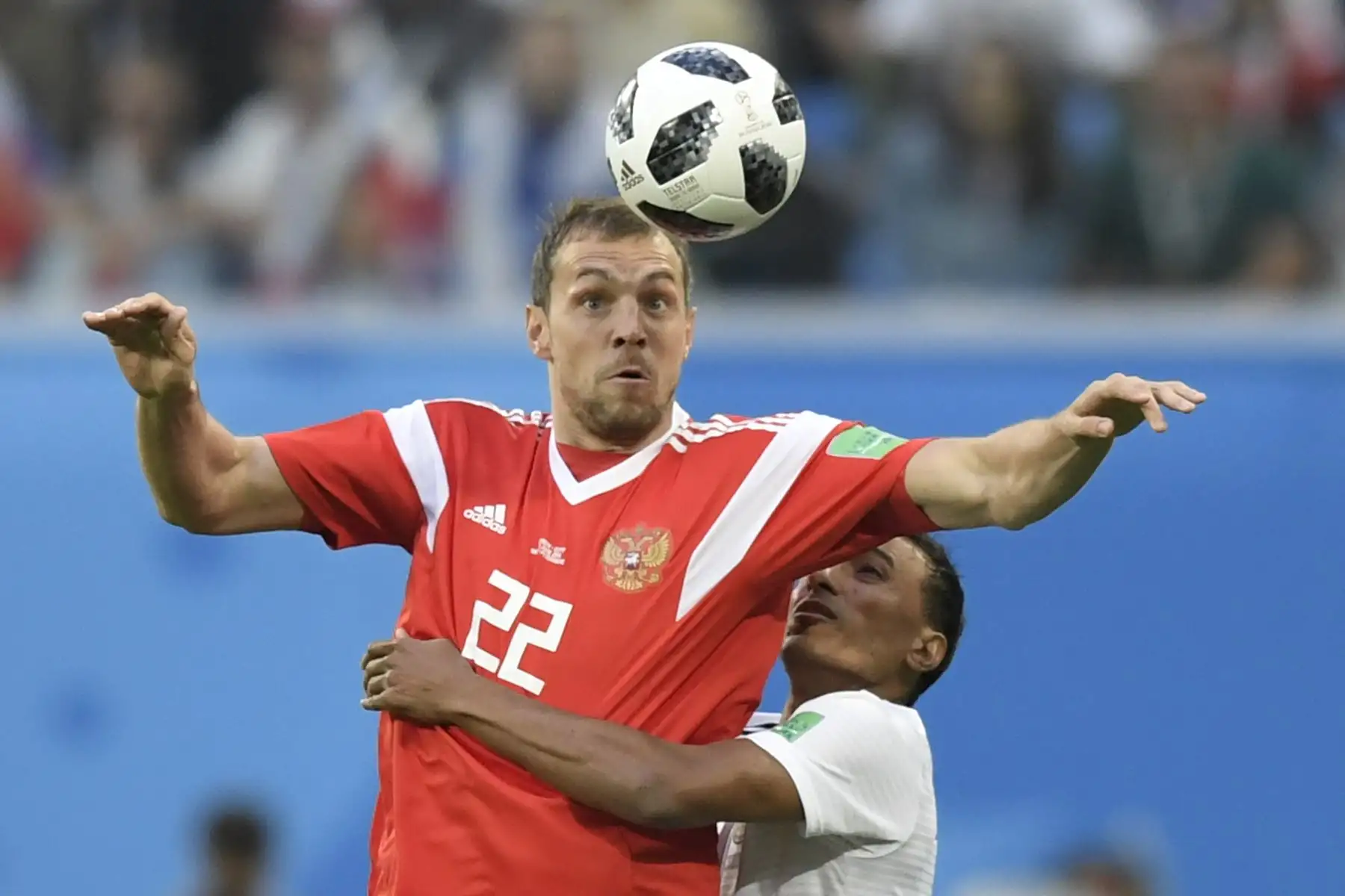 El delantero ruso Artem Dzyuba (L) y el defensor egipcio Mohamed Abdel-Shafy compiten durante el partido de fútbol Rusia A del Grupo A de la Copa Mundial 2018 entre Rusia y Egipto en el estadio San Petersburgo de San Petersburgo el 19 de junio de 2018. / AFP
