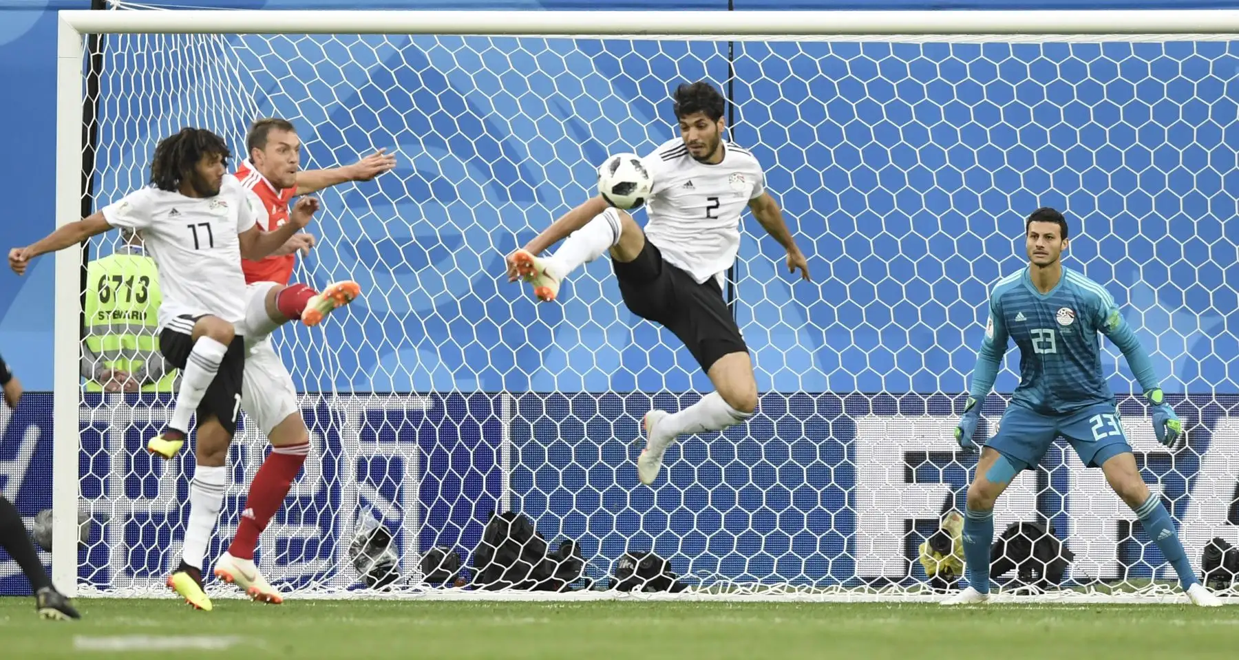 El defensor egipcio Ali Gabr (C) controla el balón durante el partido de fútbol del Grupo A de la Copa Mundial Rusia 2018 entre Rusia y Egipto en el estadio de San Petersburgo el 19 de junio de 2018. / AFP