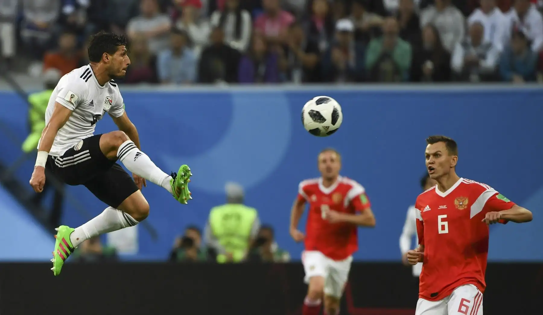 El defensor egipcio Ahmed Fathi controla el balón durante el partido de fútbol Rusia A del Grupo A de la Copa Mundial 2018 entre Rusia y Egipto en el Estadio de San Petersburgo en San Petersburgo el 19 de junio de 2018. / AFP