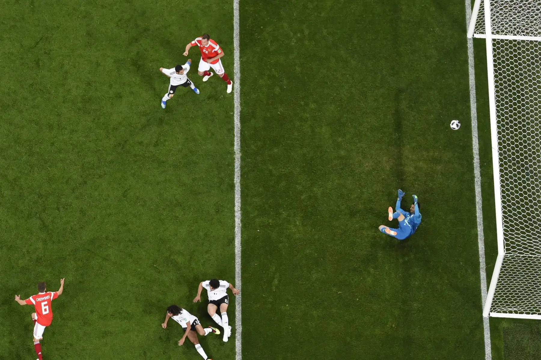 El centrocampista de Rusia Denis Cheryshev (izq., Abajo) celebra el segundo gol de su equipo durante el partido de fútbol del Grupo A de la Copa Mundial Rusia 2018 entre Rusia y Egipto en el estadio de San Petersburgo el 19 de junio de 2018. / AFP