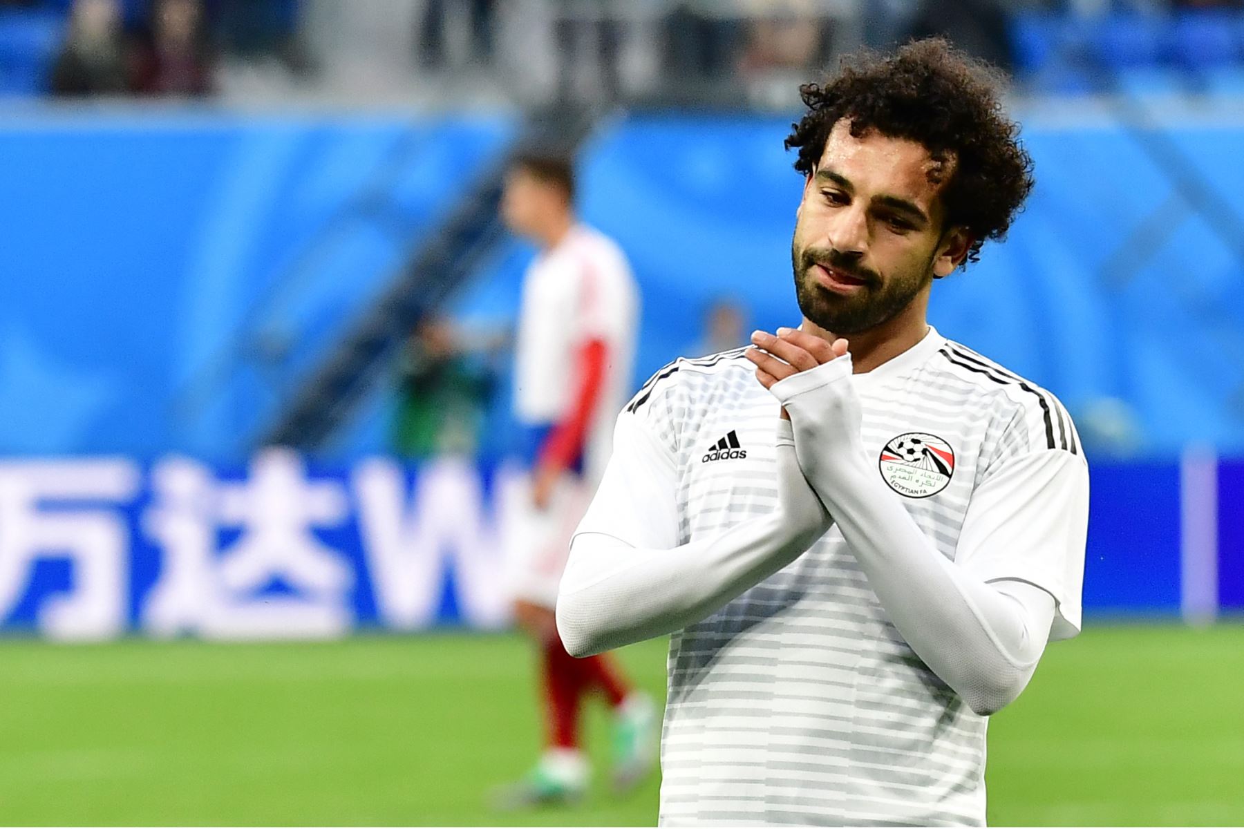 El delantero egipcio Mohamed Salah se calienta antes del partido de fútbol del Grupo A de Rusia entre Rusia y Egipto en el estadio de San Petersburgo el 19 de junio de 2018. / AFP