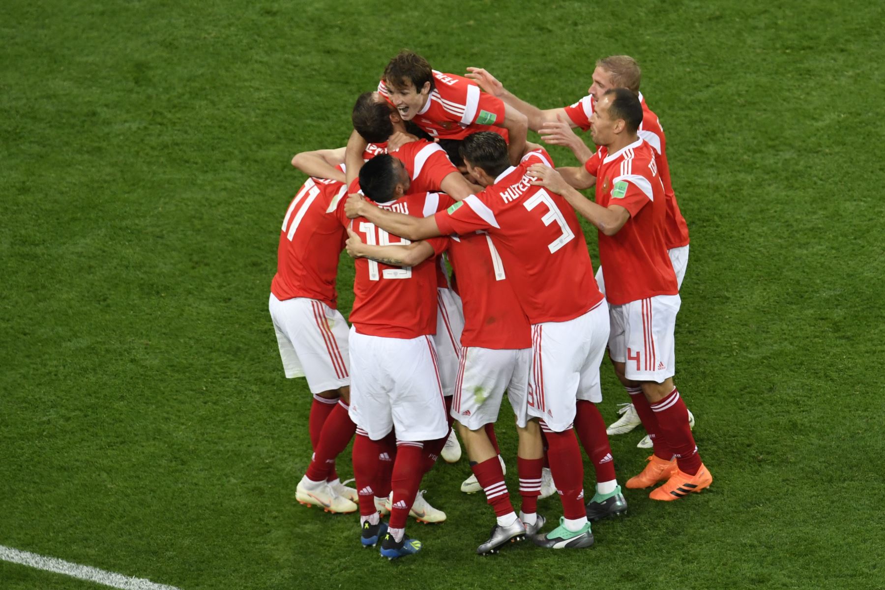 Los jugadores rusos celebran su primer gol durante el partido de fútbol Rusia A del Grupo A de la Copa Mundial 2018 entre Rusia y Egipto en el estadio de San Petersburgo el 19 de junio de 2018. / AFP