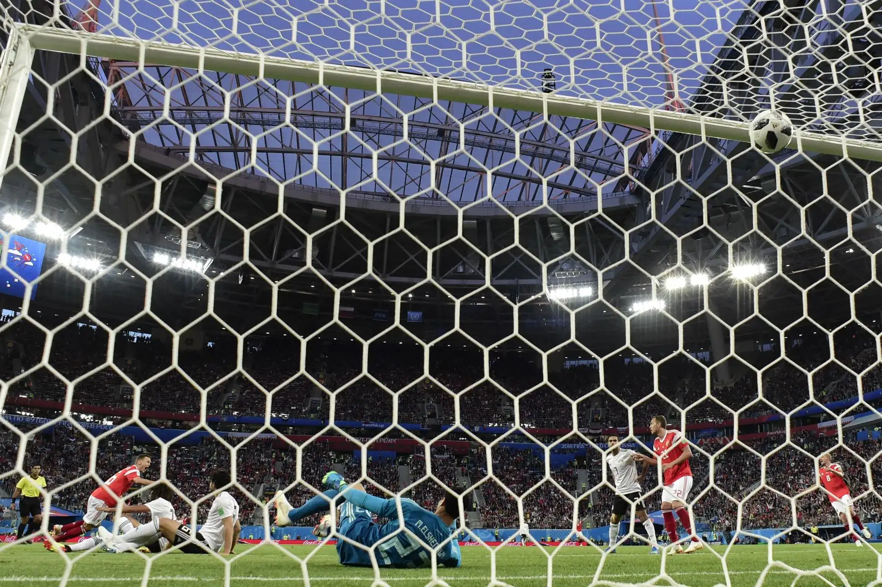 El arquero egipcio Mohamed El Shenawy no puede detener el tiro del centrocampista ruso Denis Cheryshev por el gol de 2-0 durante el partido de fútbol Rusia A del Grupo A de la Copa Mundial 2018 entre Rusia y Egipto en el estadio de San Petersburgo el 19 de junio de 2018. / AFP