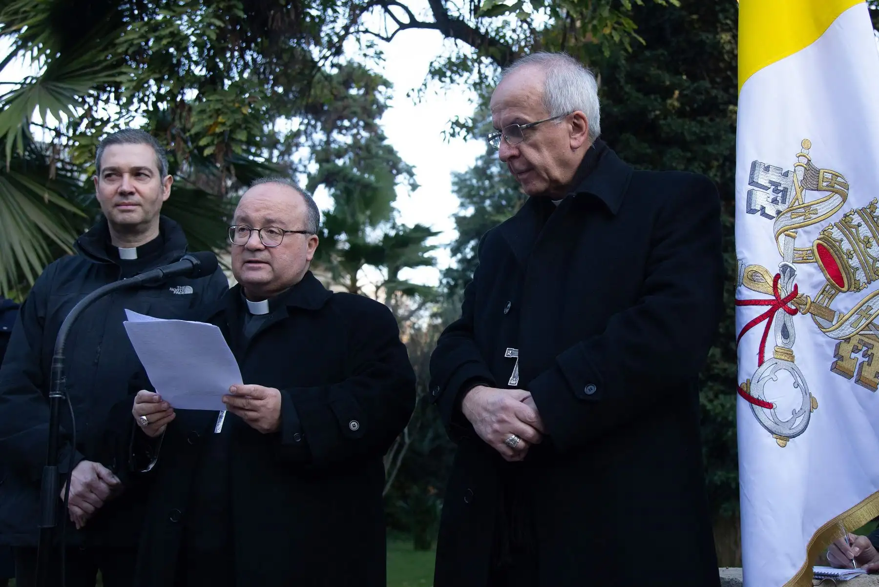 Arzobispo de Malta, Charles Scicluna, el enviado papal Jordi Bertomeu y el Papa Nuncio Ivo Scapolo Foto: AFP