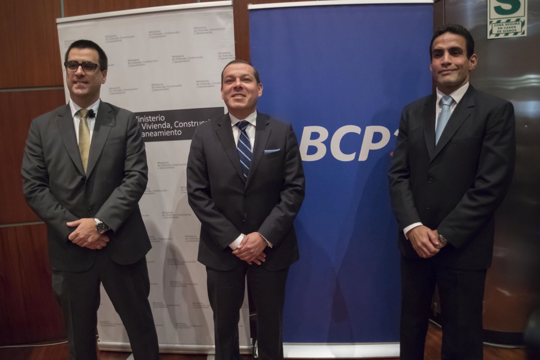 Viceministro de Vivienda y Urbanismo, Jorge Arévalo, flanqueado por ejecutivos del BCP.