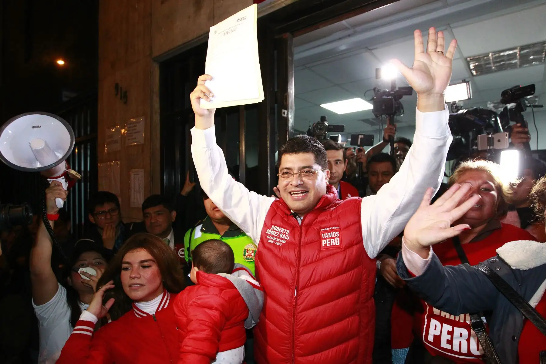 Candidato Roberto Gomez  del partido Vamos Perú  se inscribe como  candidato a la alcaldía de Lima ante el Jurado Electoral Especial (JEE) Lima Centro. Foto: ANDINA/Eddy Ramos.