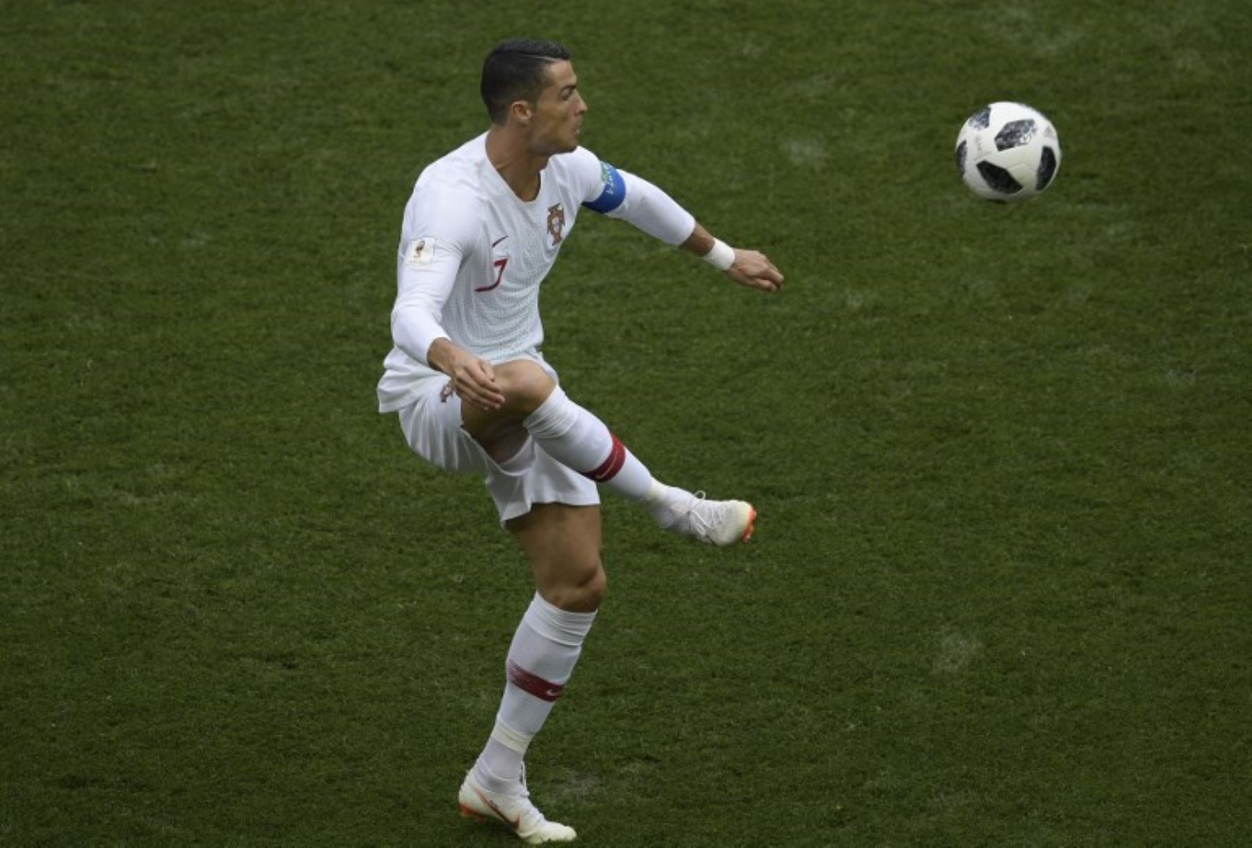Cristiano Ronaldo anota el primer tanto para Portugal contra Marruecos y su cuarto en el Mundial de Rusia 2018.