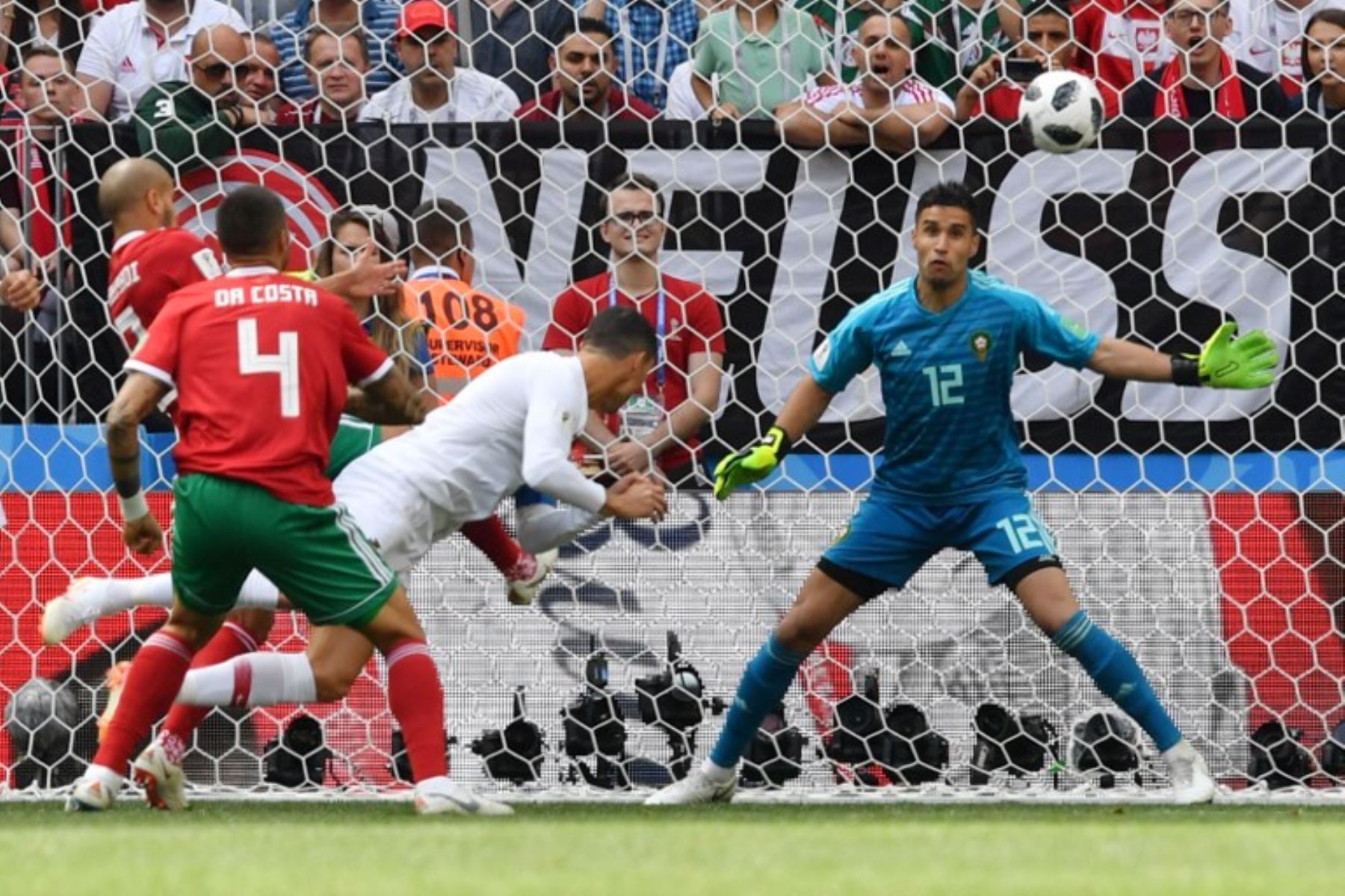 Ronaldo anota de cabeza su cuarto gol en el Mundial de Rusia 2018.
