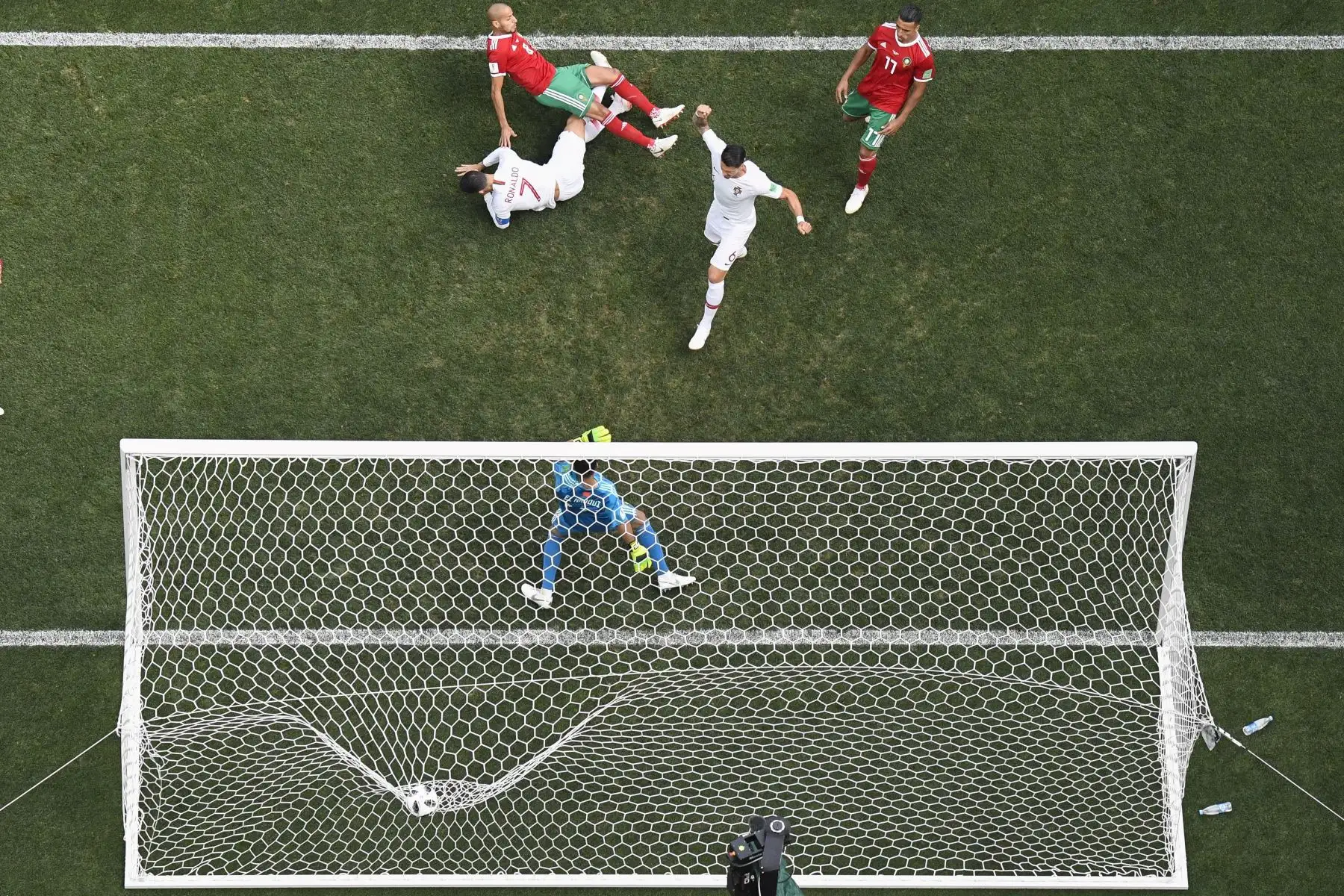 El delantero portugués Cristiano Ronaldo (7) anota durante el partido de fútbol del Grupo B Rusia 2018 entre Portugal y Marruecos en el Estadio Luzhniki de Moscú el 20 de junio de 2018. Foto: AFP
