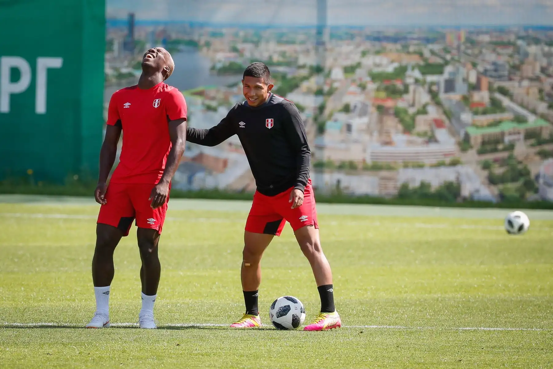 Luis Advíncula (L) y Edison Flores (R) de Perú asisten a la sesión de entrenamiento de su equipo nacional en Ekaterimburgo, Rusia, el 20 de junio de 2018. Perú se enfrentará a Francia en el partido de la Copa Mundial de la FIFA 2018. Foto. EFE
