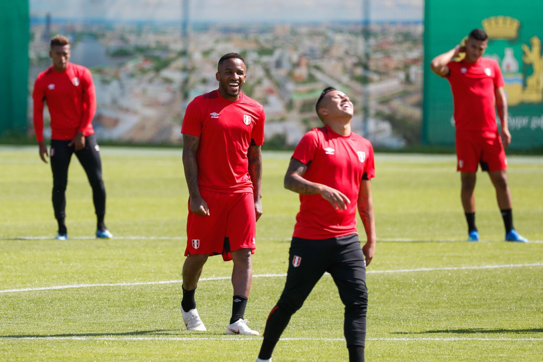 Jefferson Farfan (2-L) de Perú con sus compañeros de equipo asistirá a la sesión de entrenamiento de su equipo en Ekaterimburgo, Rusia, el 20 de junio de 2018. Perú enfrentará a Francia en el partido de FIFA World Copa 2018. Foto. EFE
