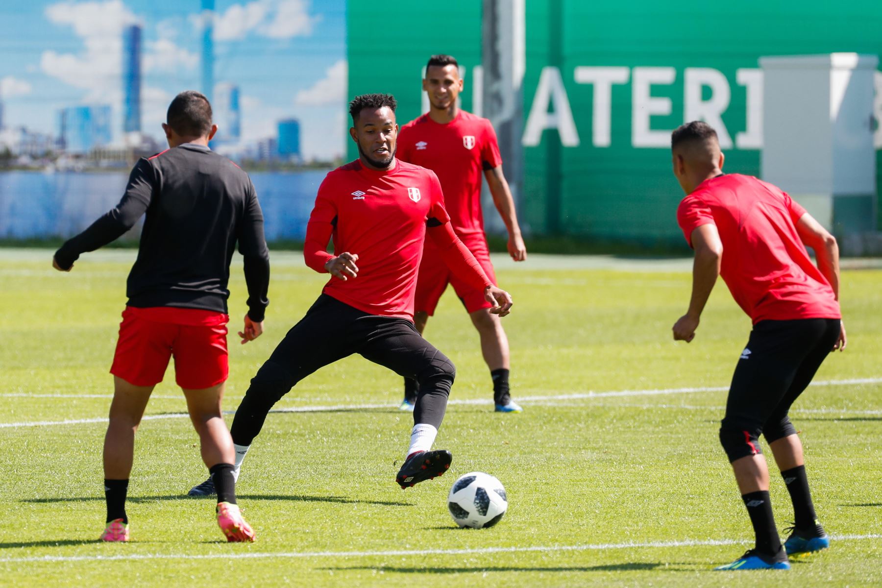 Los jugadores de Perú asisten a la sesión de entrenamiento de su equipo en Ekaterimburgo, Rusia, el 20 de junio de 2018. Perú se enfrentará a Francia en el partido de la Copa Mundial de la FIFA 2018, el grupo C preliminar. partido el 21 de junio de 2018.Foto:EFE
