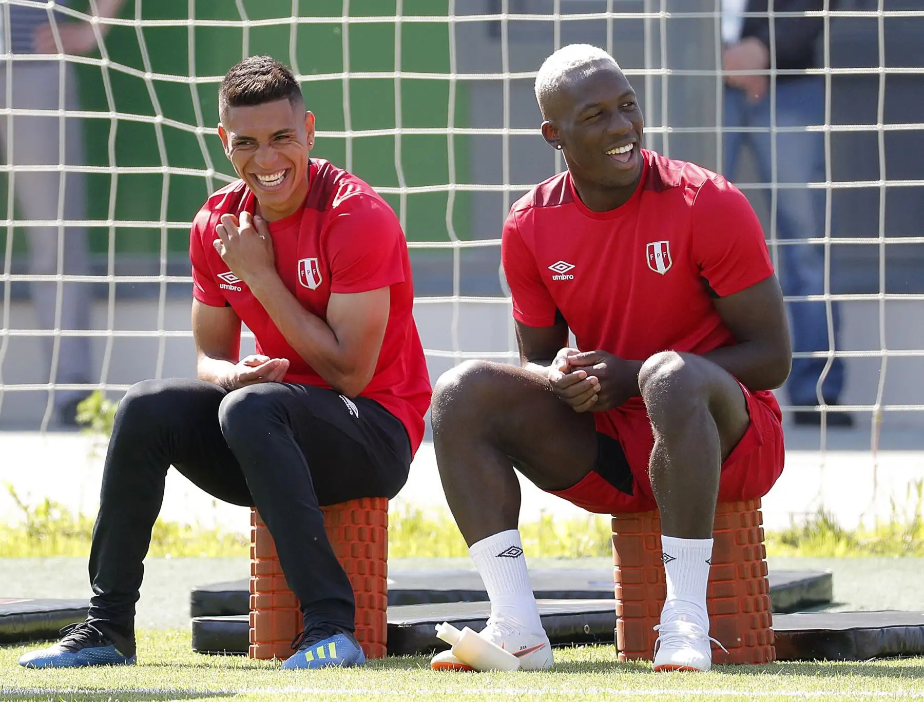 Los jugadores peruanos Paolo Hurtado (iz) y Luis Advínculo durante el entrenamiento en el estadio Ermak, de Ekaterimburgo, ciudad donde mañaña Por qué se enfrentan a una Francia en el partido del grupo C del Mundial Rusia 2018.Foto: EFE