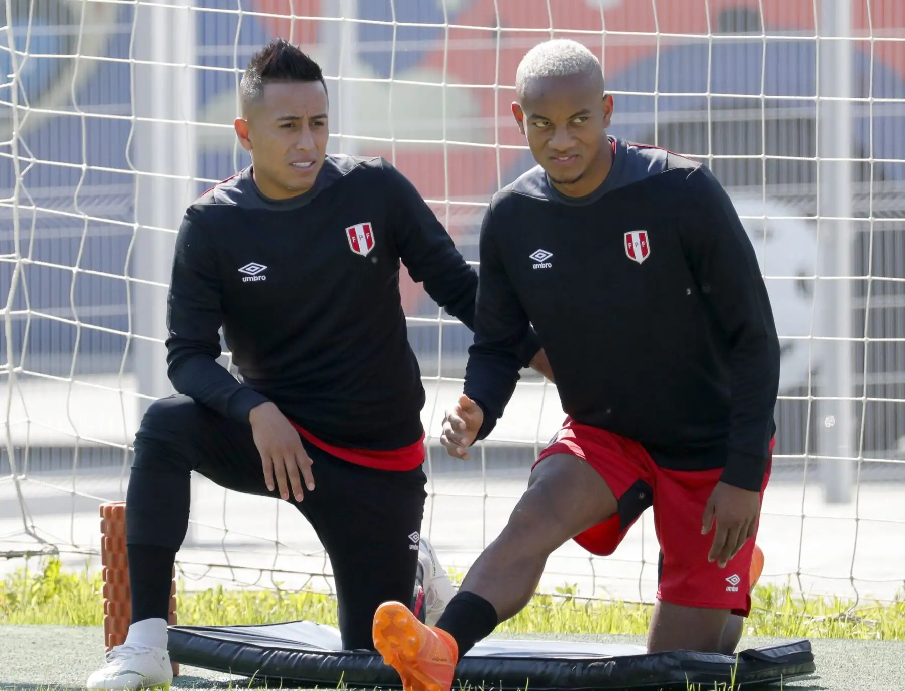 Los jugadores peruanos Christian Cueva y André Carrillo durante el entrenamiento en el estadio Ermak, de Ekaterimburgo, ciudad donde mañana Perú se enfrenta  a Francia en partido del grupo C del Mundial Rusia 2018 . EFE