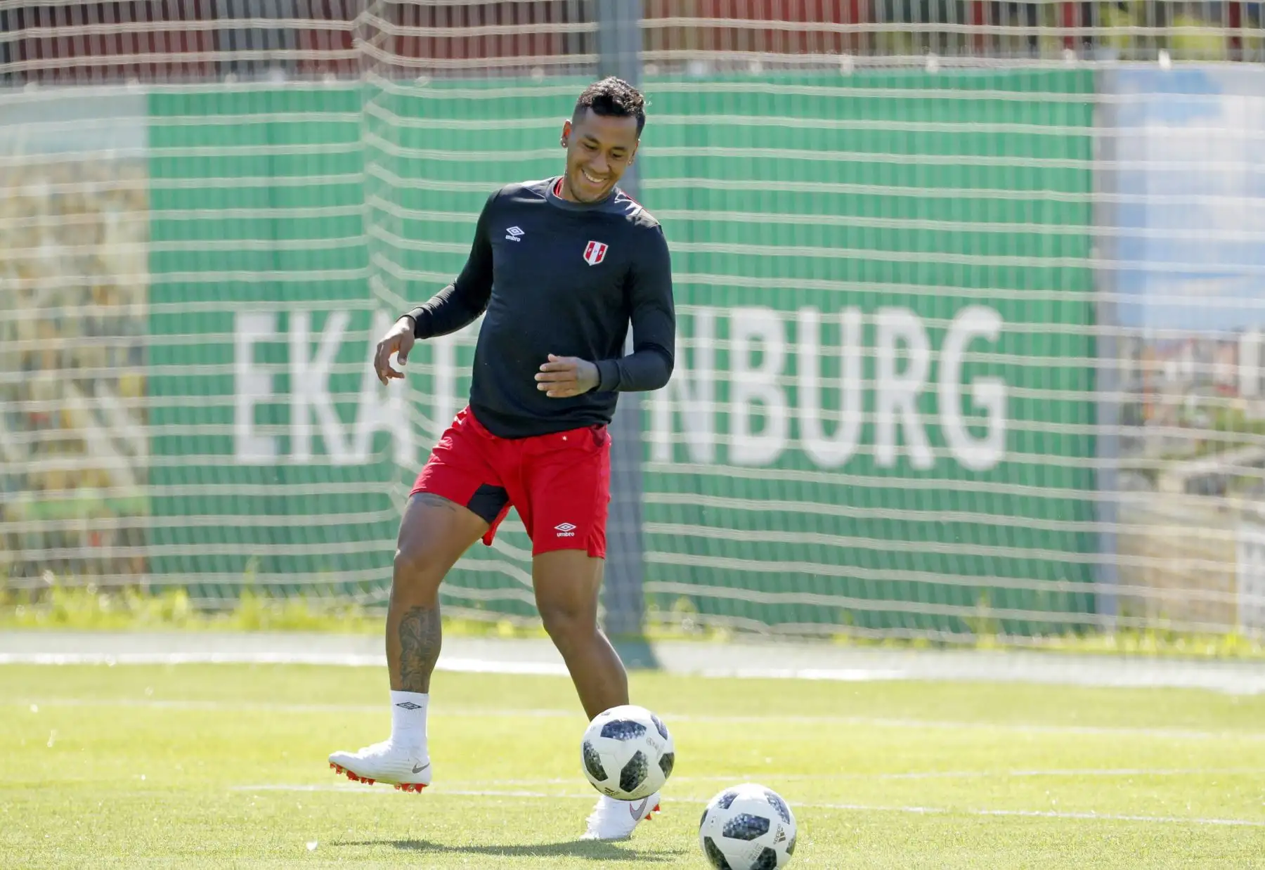 El jugador de Perù Renato Tapia durante el entrenamiento en el estadio Ermak, de Ekaterimburgo, ciudad donde mañana. Enfrentando una Francia en un partido del grupo C del Mundial Rusia 2018.Foto: EFE