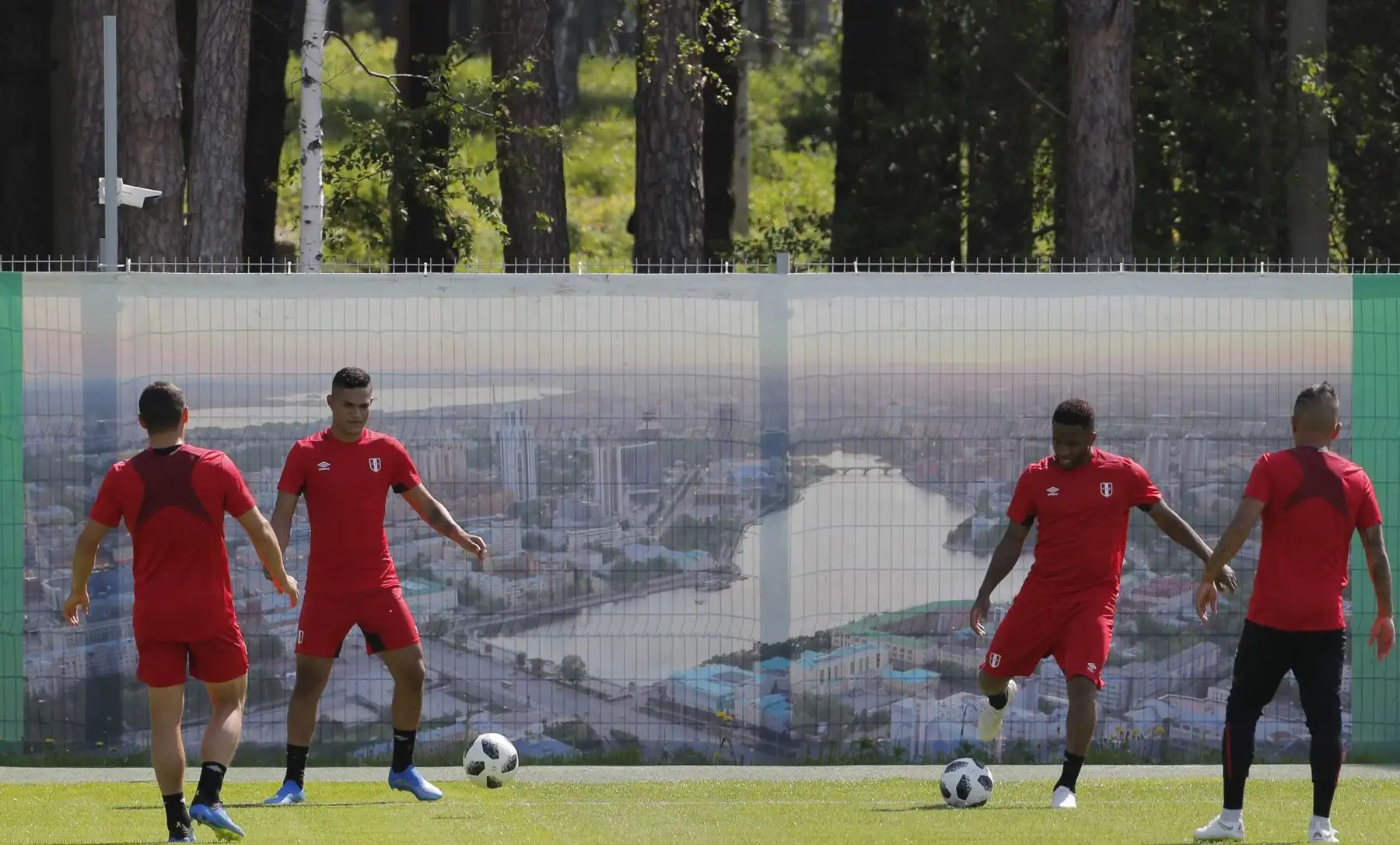 Los jugadores peruanos durante el entrenamiento en el estadio Ermak, de Ekaterimburgo, ciudad donde mañana. Enfrentan una Francia en un partido del grupo C del Mundial Rusia 2018. Foto:EFE