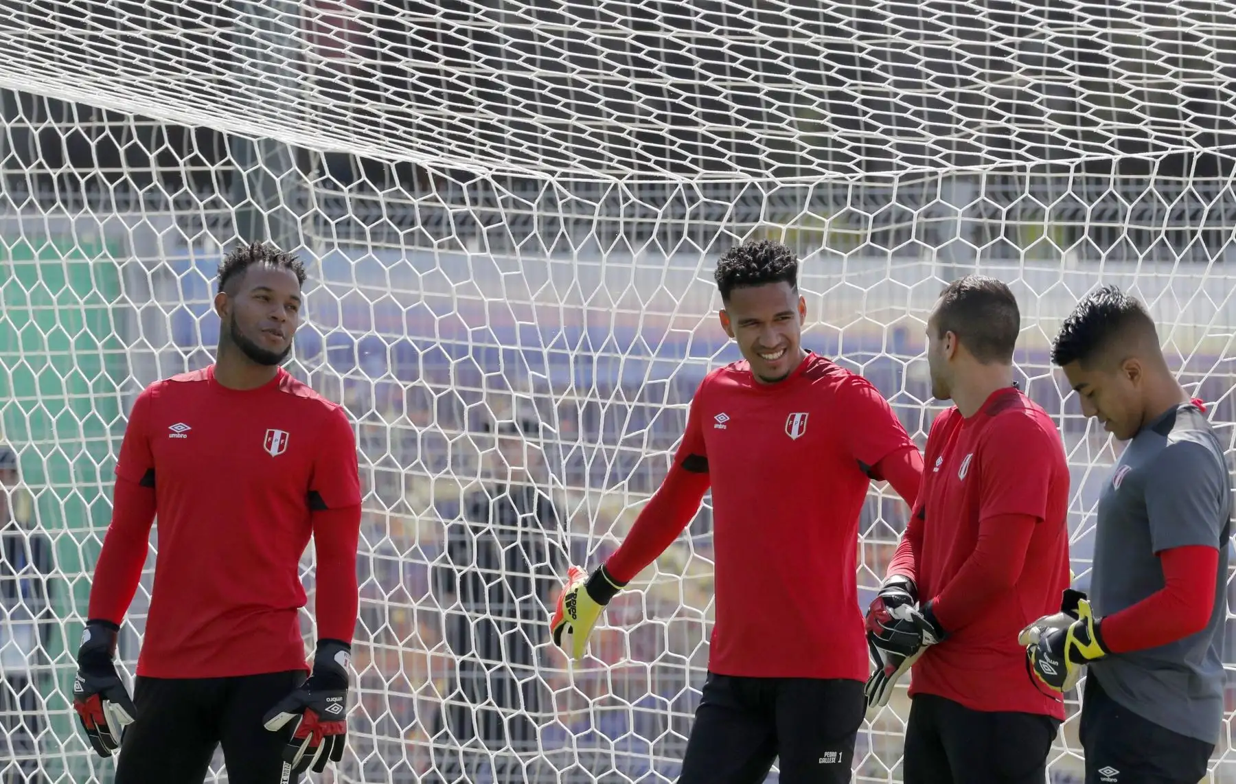 Los porteros de la selección peruana Pedro Gallese (Iz) y Carlos Caceda (c) conversanm con sus compañeros durante el entrenamiento en el estadio Ermak, de Ekaterimburgo, ciudad donde mañana Perú se enfrentar a Francia en partido del grupo C del Mundial Rusia 2018. EFE