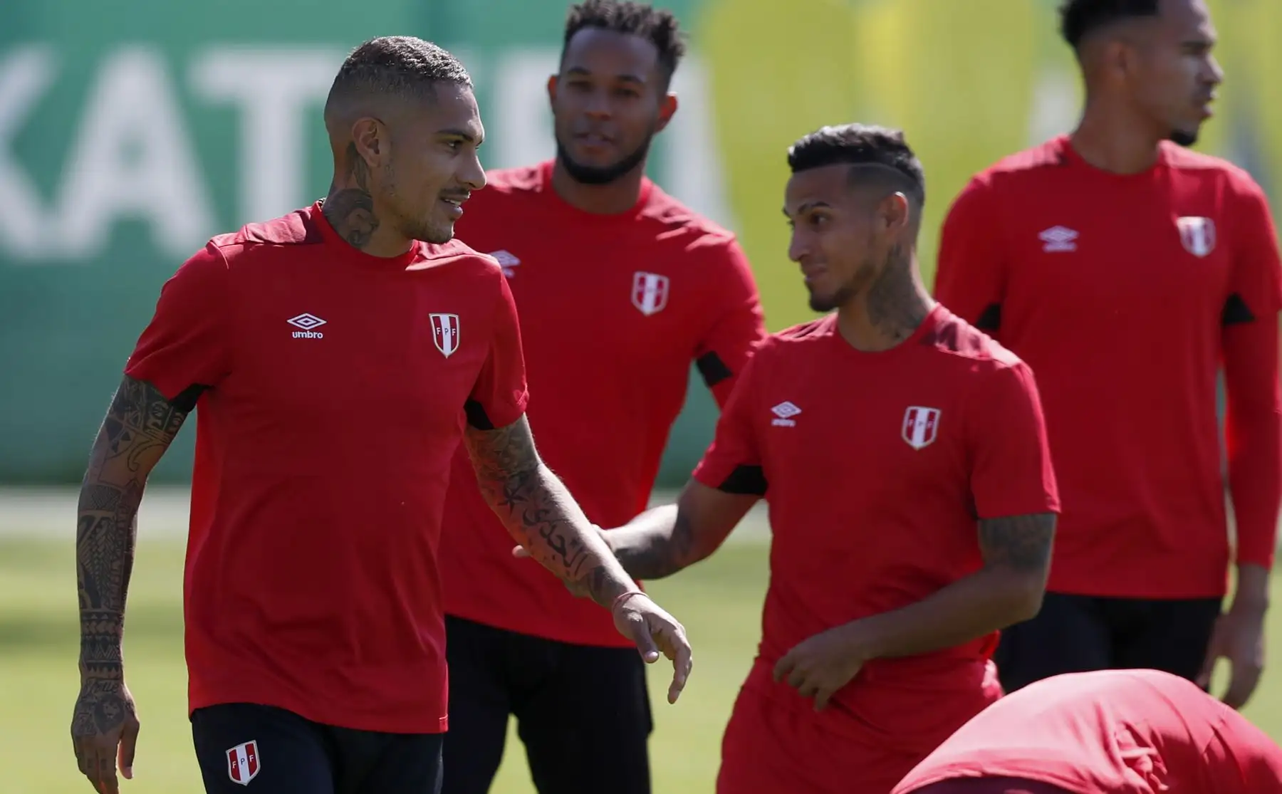 Paolo Guerrero (L) de Perú durante su sesión de entrenamiento en Chimmash, en las afueras de Ekaterimburgo, Rusia, el 20 de junio de 2018. Perú enfrentará a Francia en el partido de la Copa Mundial de la FIFA 2018. Foto: EFE