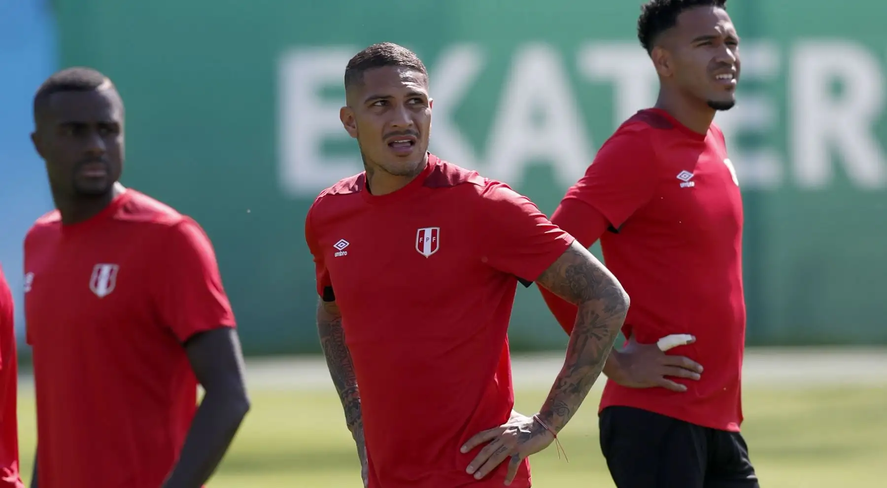 Paolo Guerrero (L) de Perú durante su sesión de entrenamiento en Chimmash, en las afueras de Ekaterimburgo, Rusia, el 20 de junio de 2018. Perú enfrentará a Francia en el partido de la Copa Mundial de la FIFA 2018. Foto: EFE