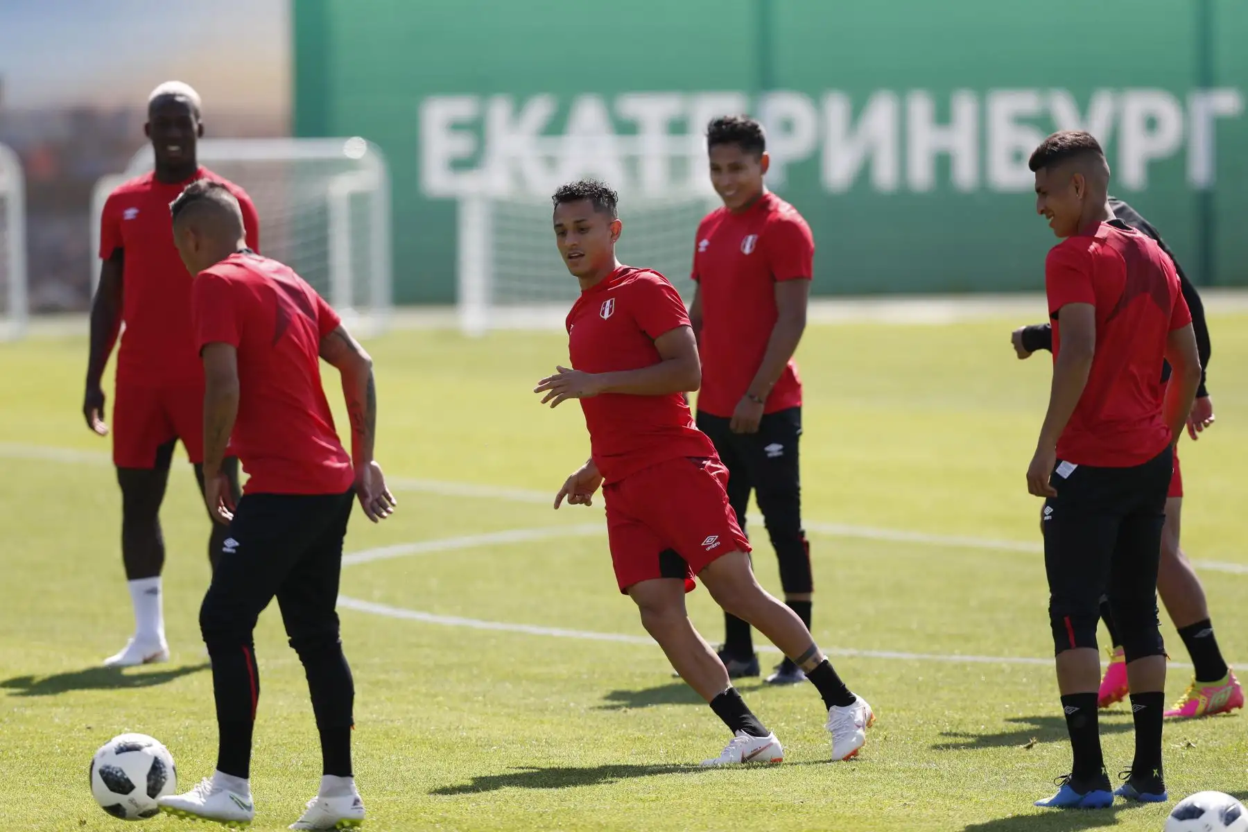 Jugadores del equipo de Perú durante una sesión de entrenamiento en Chimmash, en las afueras de Ekaterimburgo, Rusia, 20 de junio de 2018. Foto: EFE