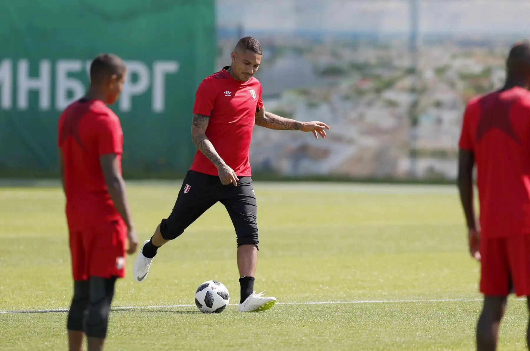 Paolo Guerrero (L) de Perú durante su sesión de entrenamiento en Chimmash, en las afueras de Ekaterimburgo, Rusia, el 20 de junio de 2018. Perú enfrentará a Francia en el partido de la Copa Mundial de la FIFA 2018. Foto: EFE
