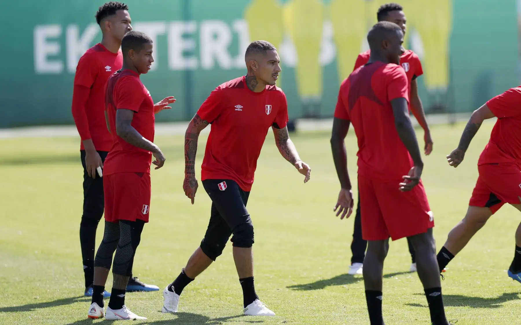 Paolo Guerrero (L) de Perú durante su sesión de entrenamiento en Chimmash, en las afueras de Ekaterimburgo, Rusia, el 20 de junio de 2018. Perú enfrentará a Francia en el partido de la Copa Mundial de la FIFA 2018. Foto: EFE
