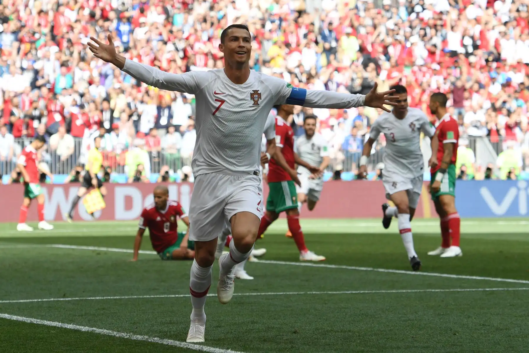El delantero portugués Cristiano Ronaldo (7) anota durante el partido de fútbol del Grupo B Rusia 2018 entre Portugal y Marruecos en el Estadio Luzhniki de Moscú el 20 de junio de 2018. AFP