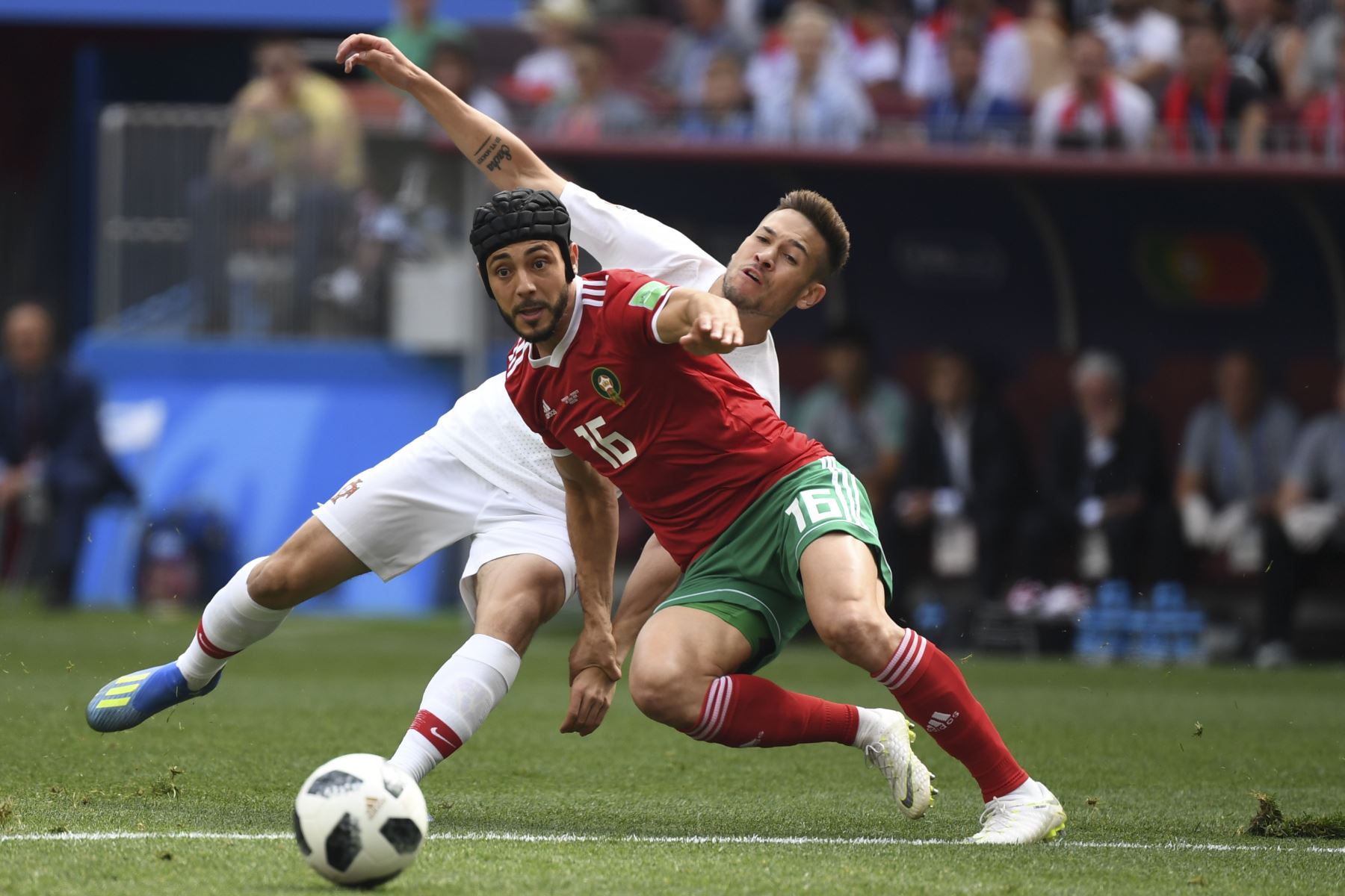 El delantero marroquí Noureddine Amrabat (delantero C) y el defensor portugués Raphael Guerreiro (trasero C) observan el balón durante el partido de fútbol del Grupo B de la Copa Mundial Rusia 2018 entre Portugal y Marruecos en el Estadio Luzhniki de Moscú el 20 de junio de 2018. / AFP