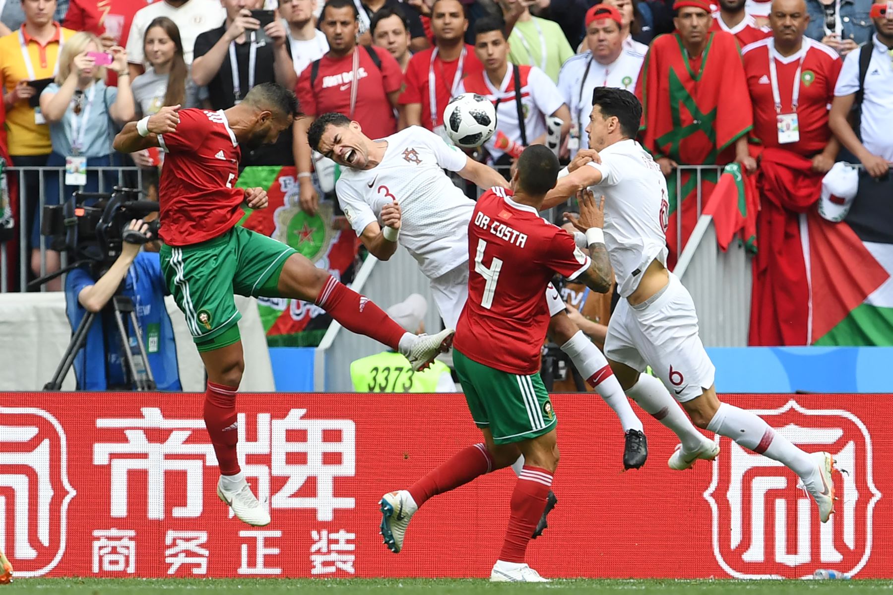 El defensor de Marruecos Mehdi Benatia (L) encabeza la pelota durante el partido de fútbol del Grupo B Rusia 2018 entre Portugal y Marruecos en el Estadio Luzhniki en Moscú el 20 de junio de 2018. / AFP