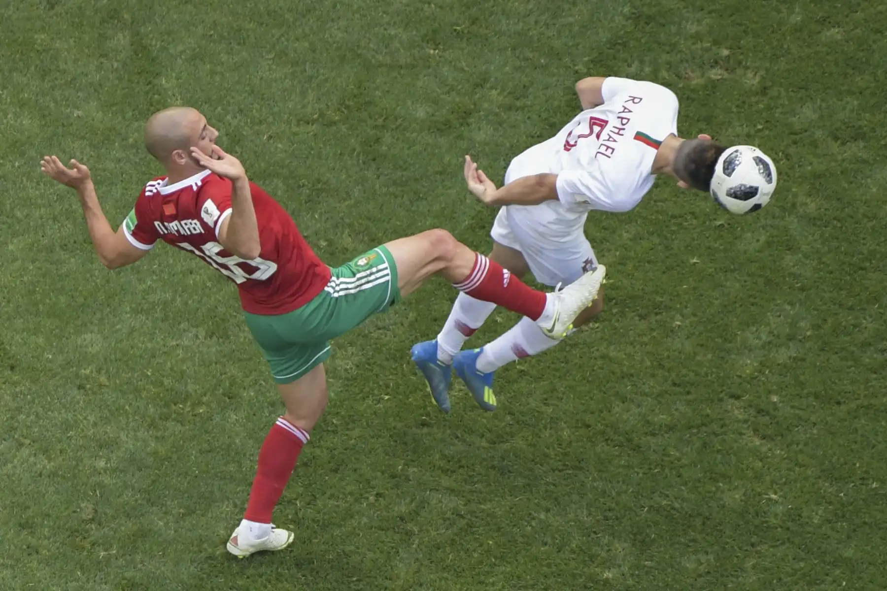 El delantero marroquí Noureddine Amrabat (L) y el defensor portugués Raphael Guerreiro compiten por el balón durante el partido de fútbol de la Copa del Mundo Rusia 2018 Grupo B entre Portugal y Marruecos en el Estadio Luzhniki de Moscú el 20 de junio de 2018. / AFP