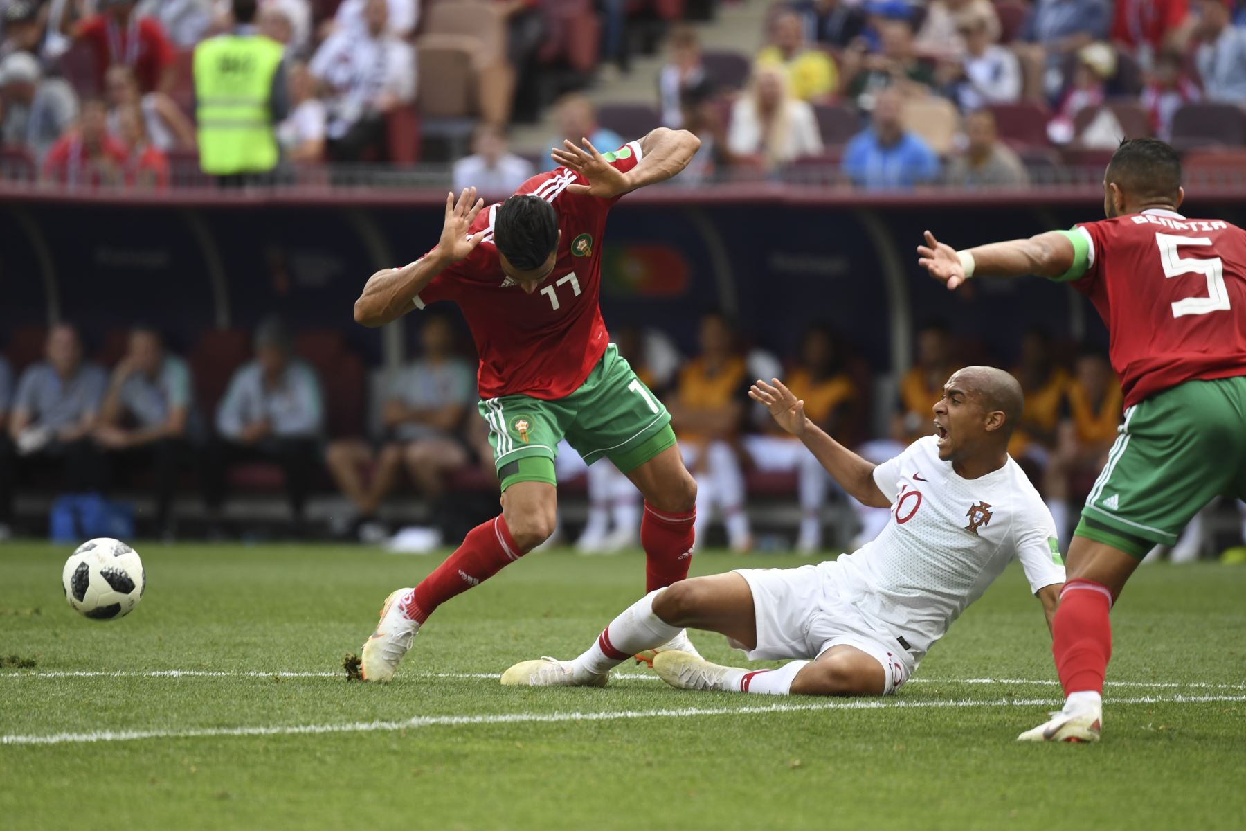El defensor marroquí Nabil Dirar, el centrocampista portugués Joao Mario y el defensor marroquí Mehdi Benatia reaccionan durante el partido de fútbol del Grupo B de la Copa Mundial Rusia 2018 entre Portugal y Marruecos en el Estadio Luzhniki en Moscú el 20 de junio de 2018. / AFP